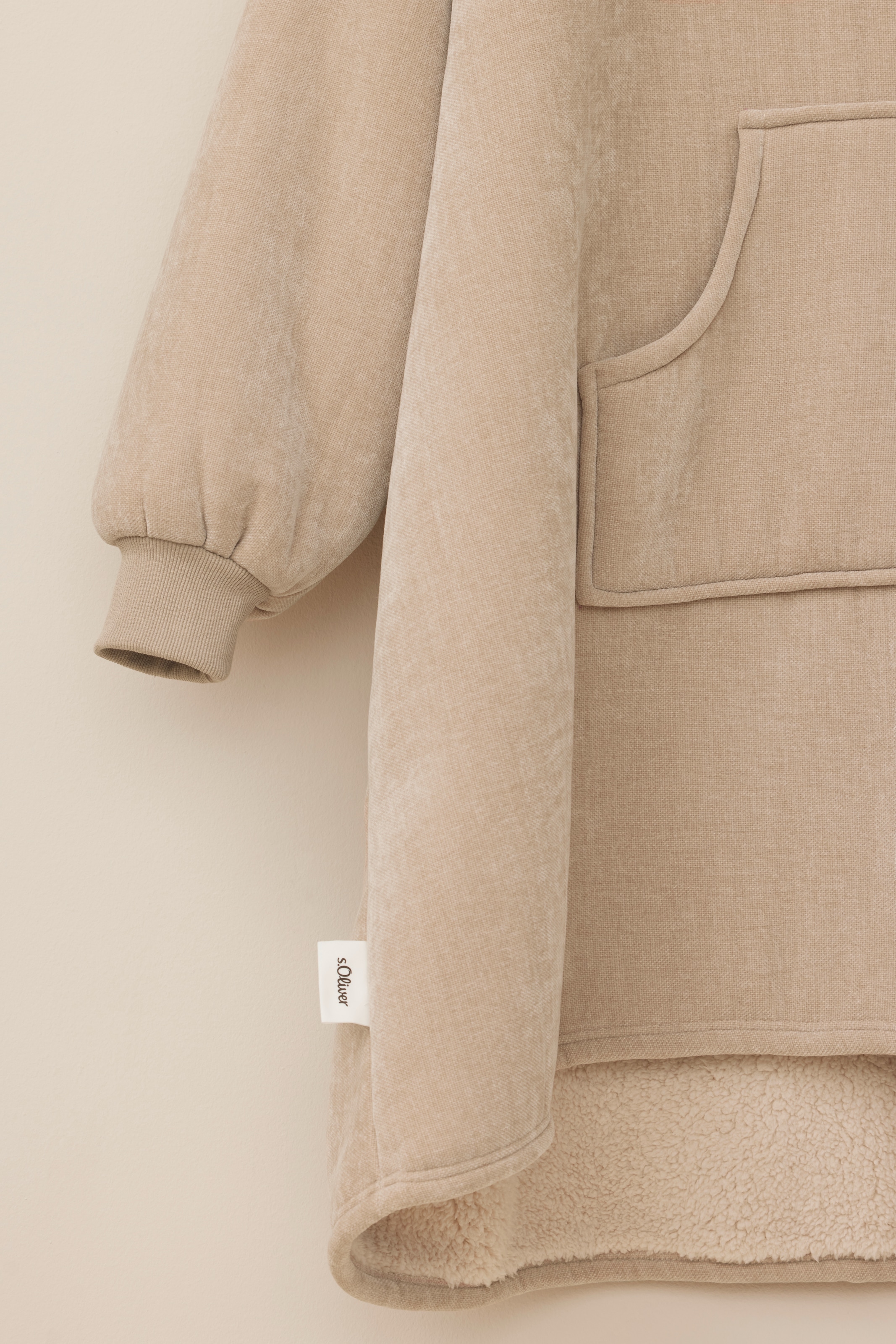 s.Oliver Wohndecke »s.Oliver Lounge Hoodie«, mit Kapuze, Ärmeln und Tasche