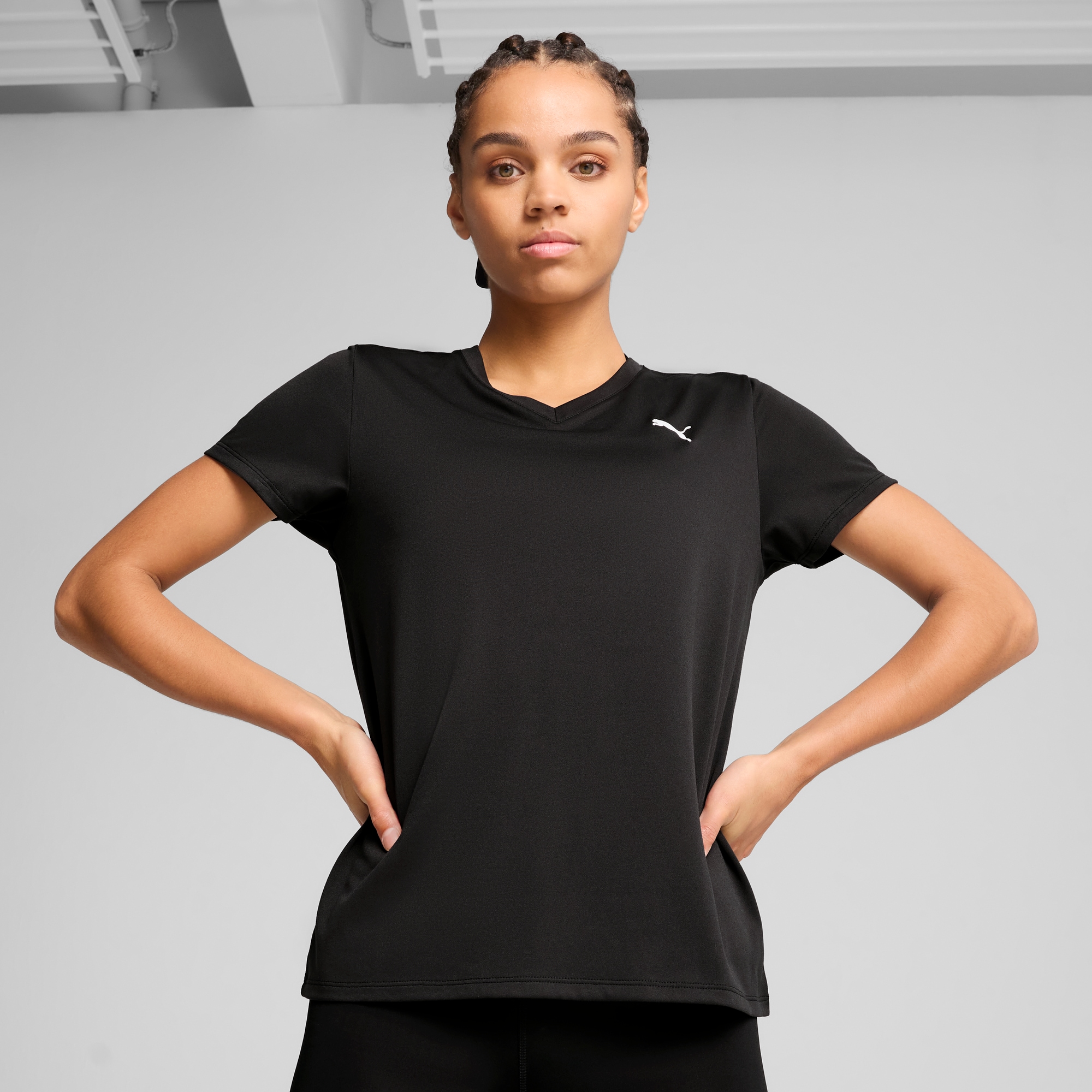 PUMA Trainingsshirt "W TAD ESSENTIAL VNECK TEE" körperbetonte Passform, mit günstig online kaufen