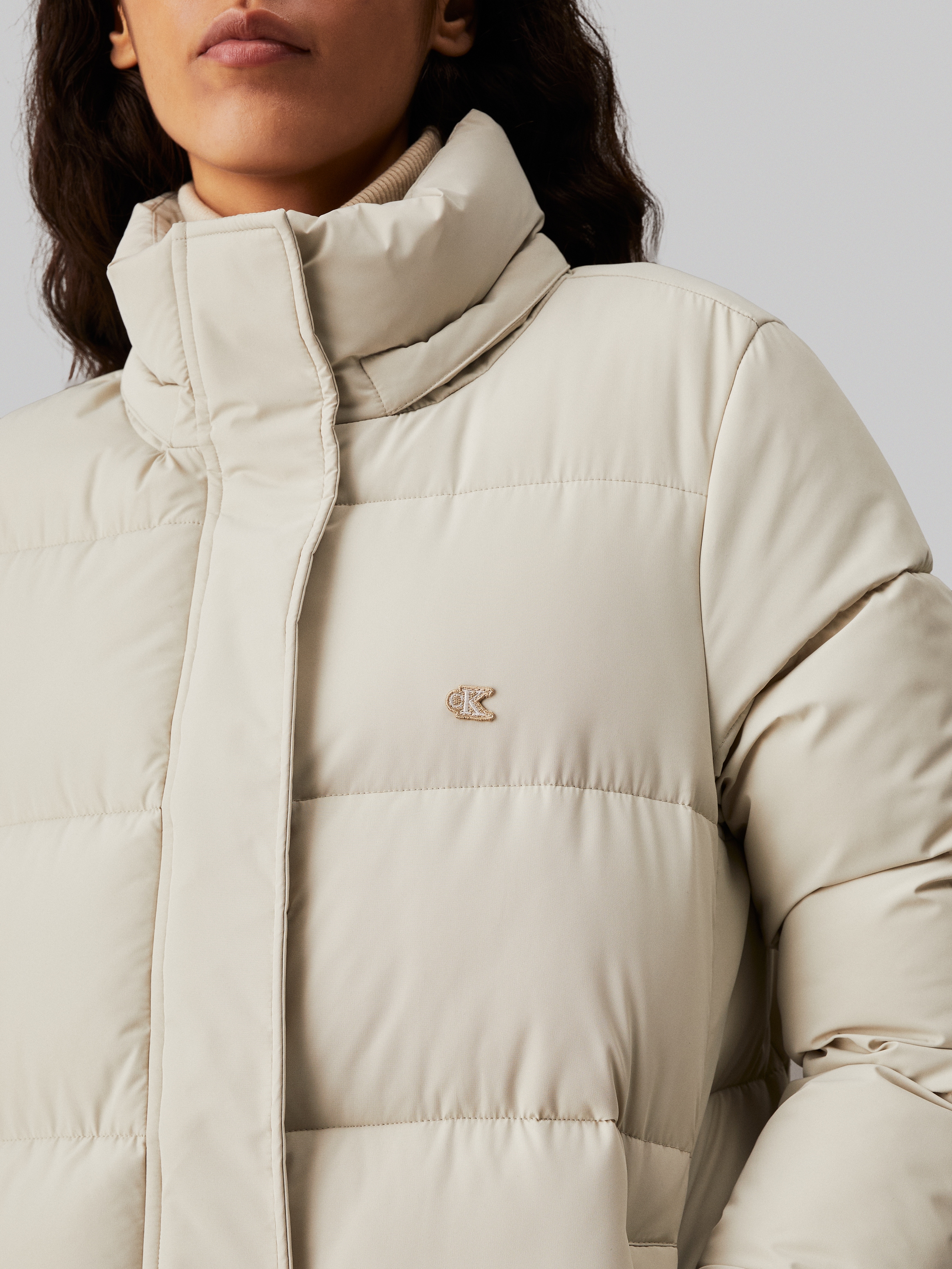Calvin Klein Jeans Langjacke »MONOLOGO NON DOWN LONG PUFFER«, mit Kapuze, mit gedrucktem Logomarkenlabel