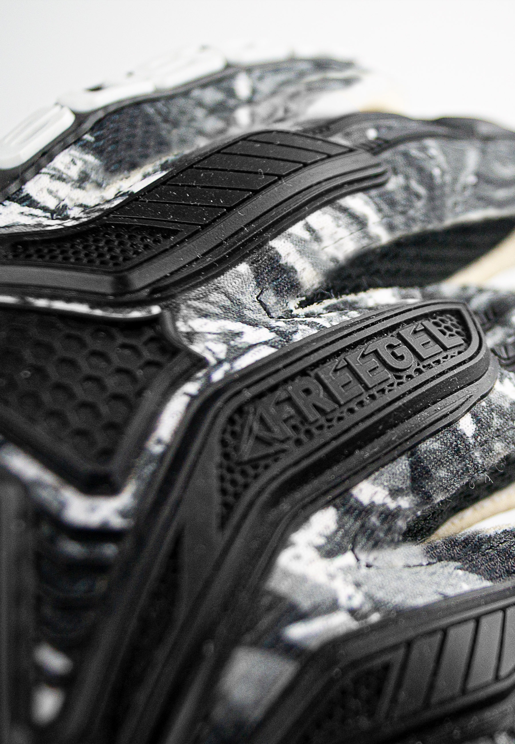 Reusch Torwarthandschuhe »Attrakt Freegel Gold Evolution Cut«, mit Außennaht Schnitt