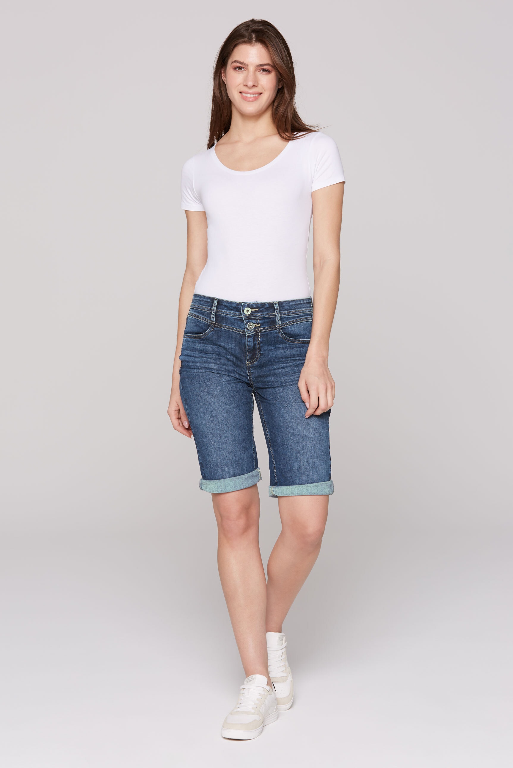 SOCCX Jeansshorts, mit zwei Knöpfen am Bund