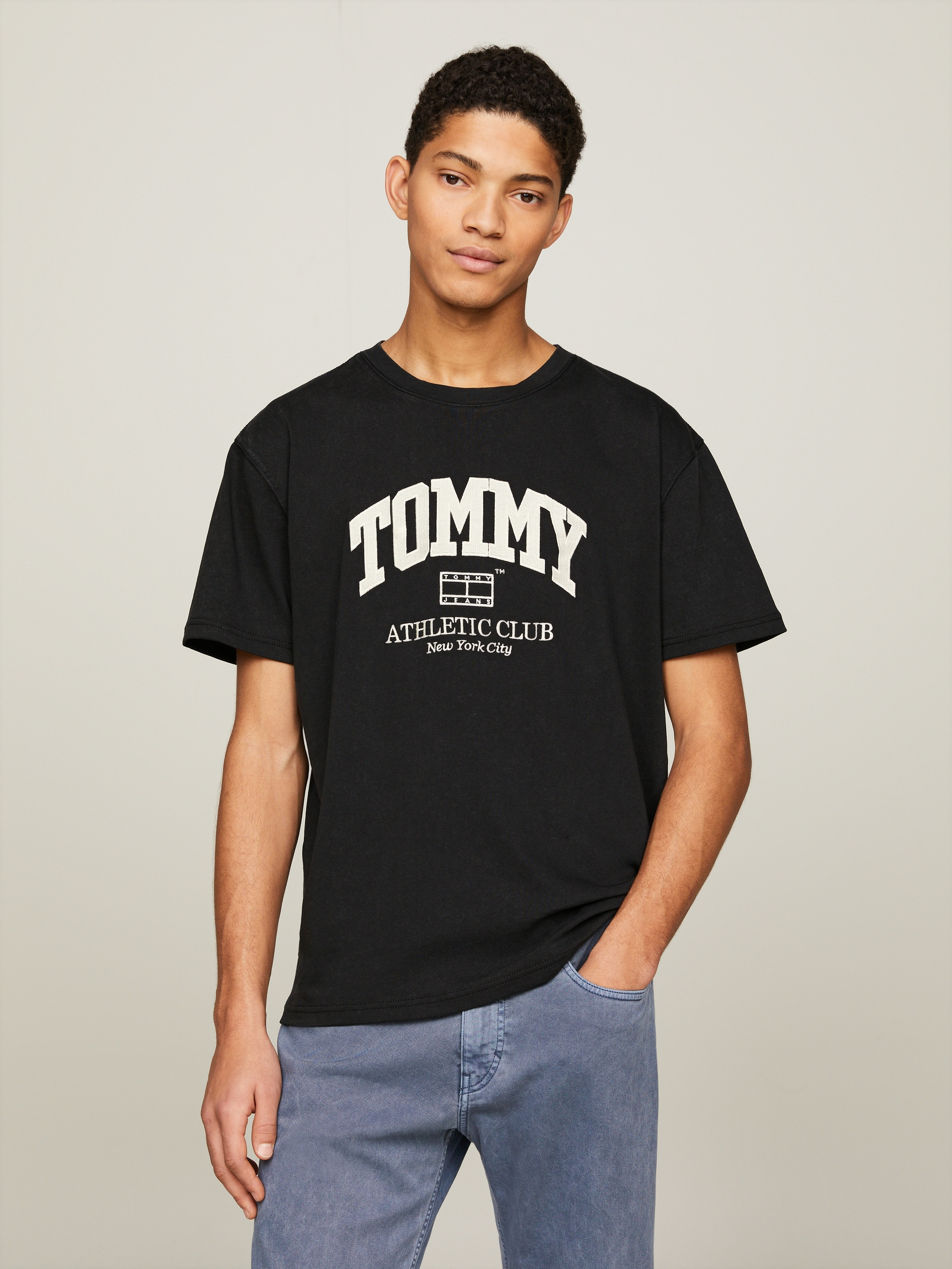 Tommy Jeans T-Shirt »TJM REG ATHLETIC CLUB TEE«, Logo im College-Stil auf der Brust