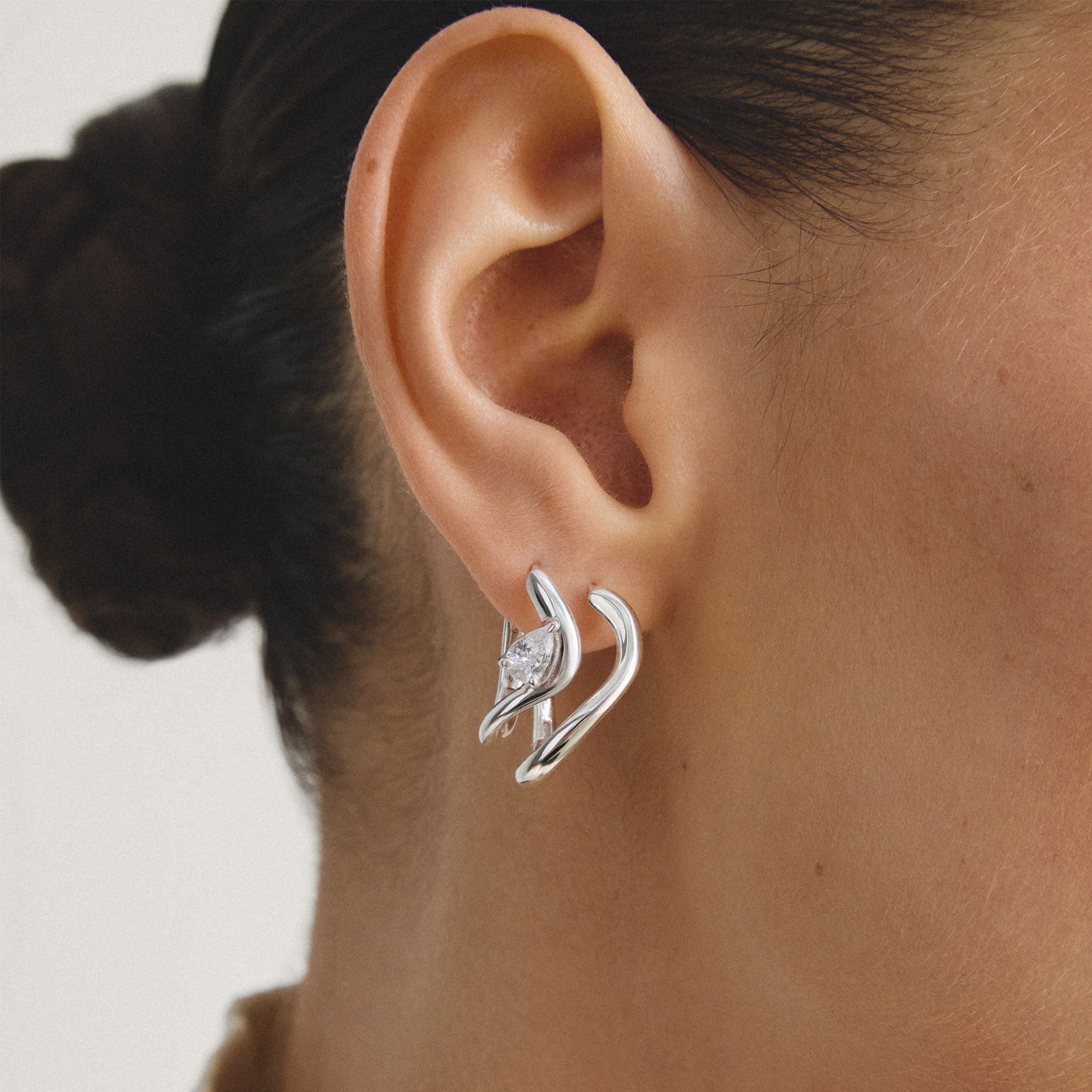 THOMAS SABO Paar Creolen »Fluid Elegance Creolen mit Zirkoniastein« mit Zirkonia (synth.)