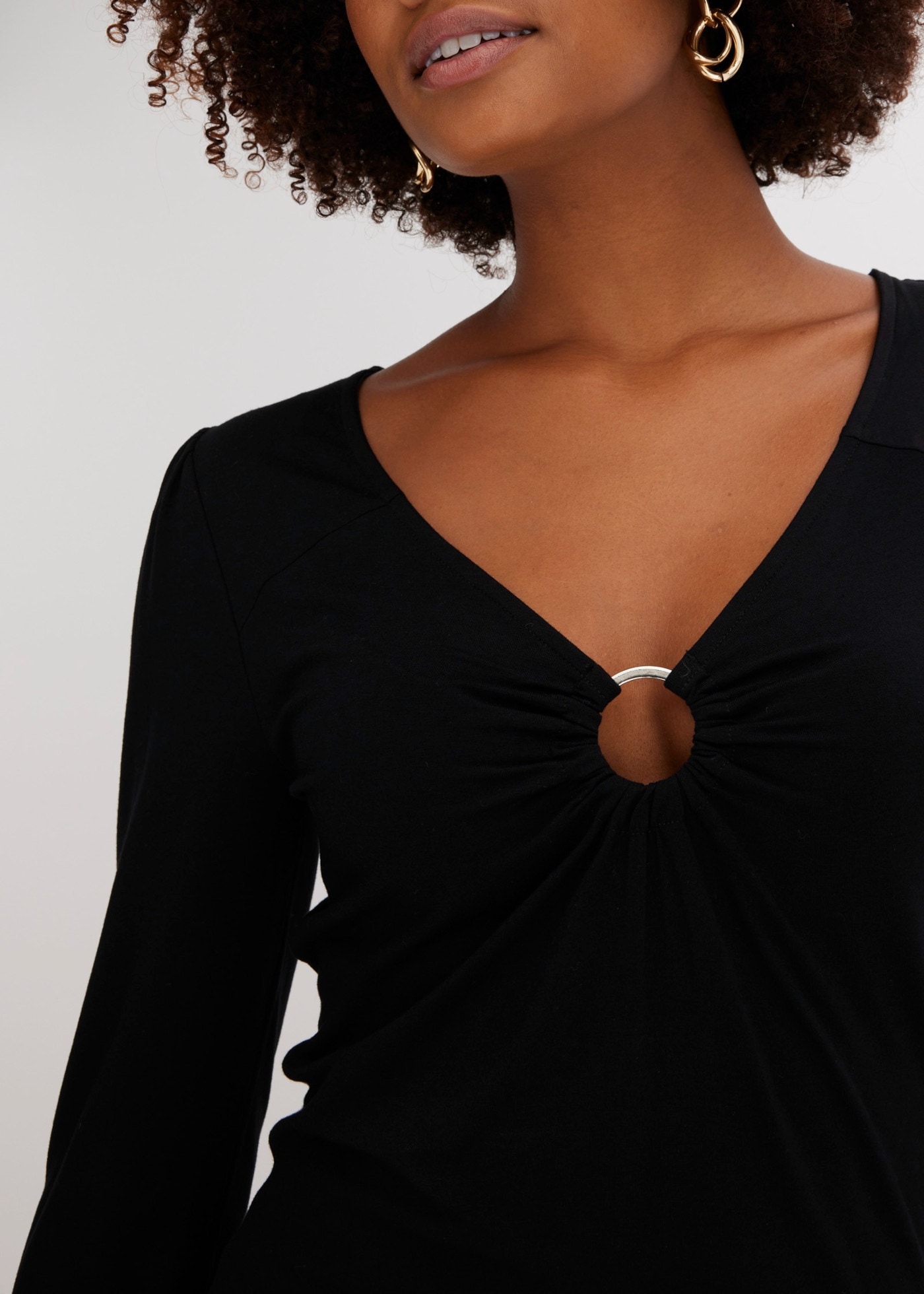bonprix Langarmshirt schmale Passform, mit Ring-Detail am Ausschnitt