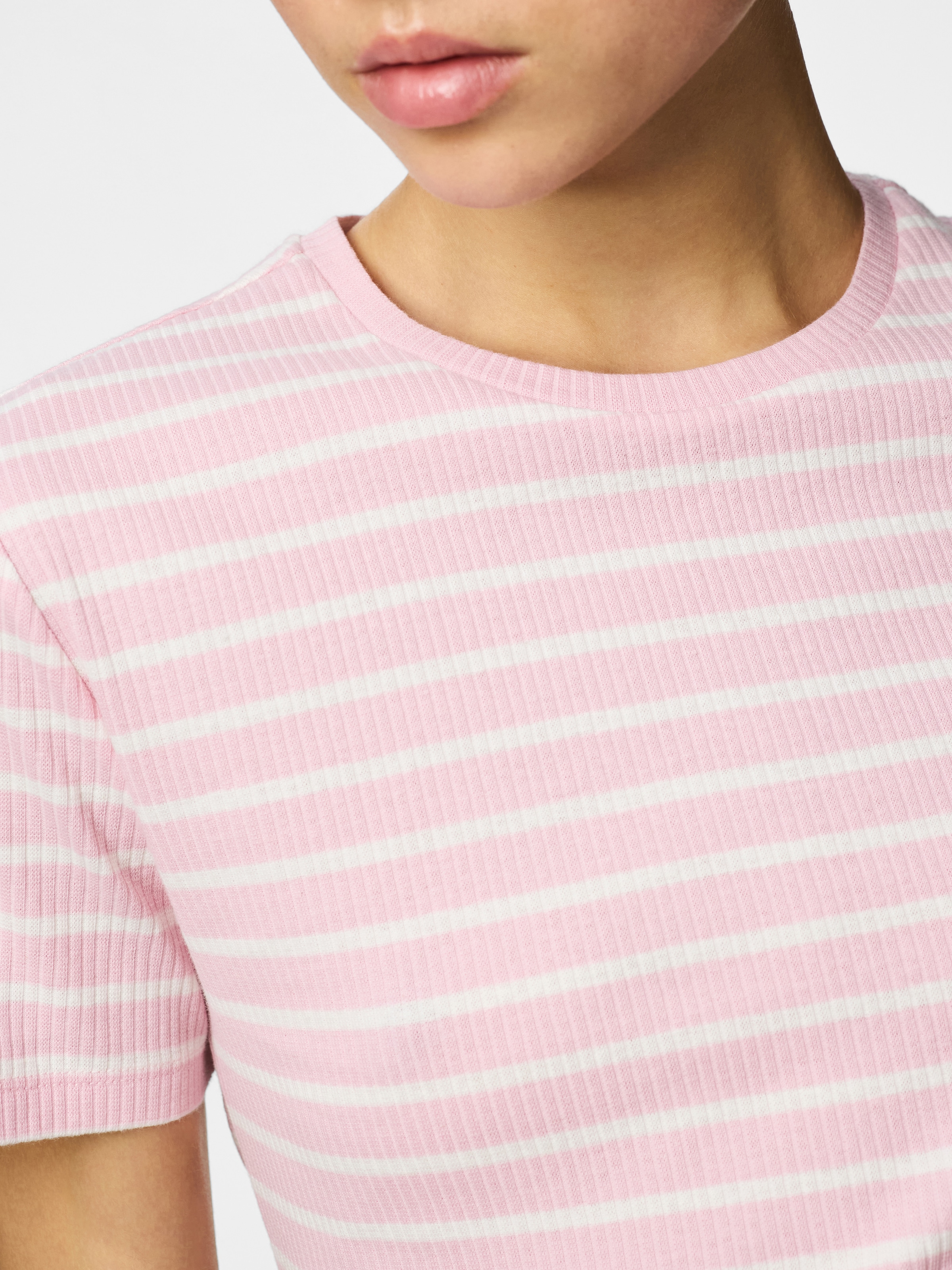 pieces Kurzarmshirt »PCRUKA SS TOP JRS NOOS BC« mit gerippter Struktur
