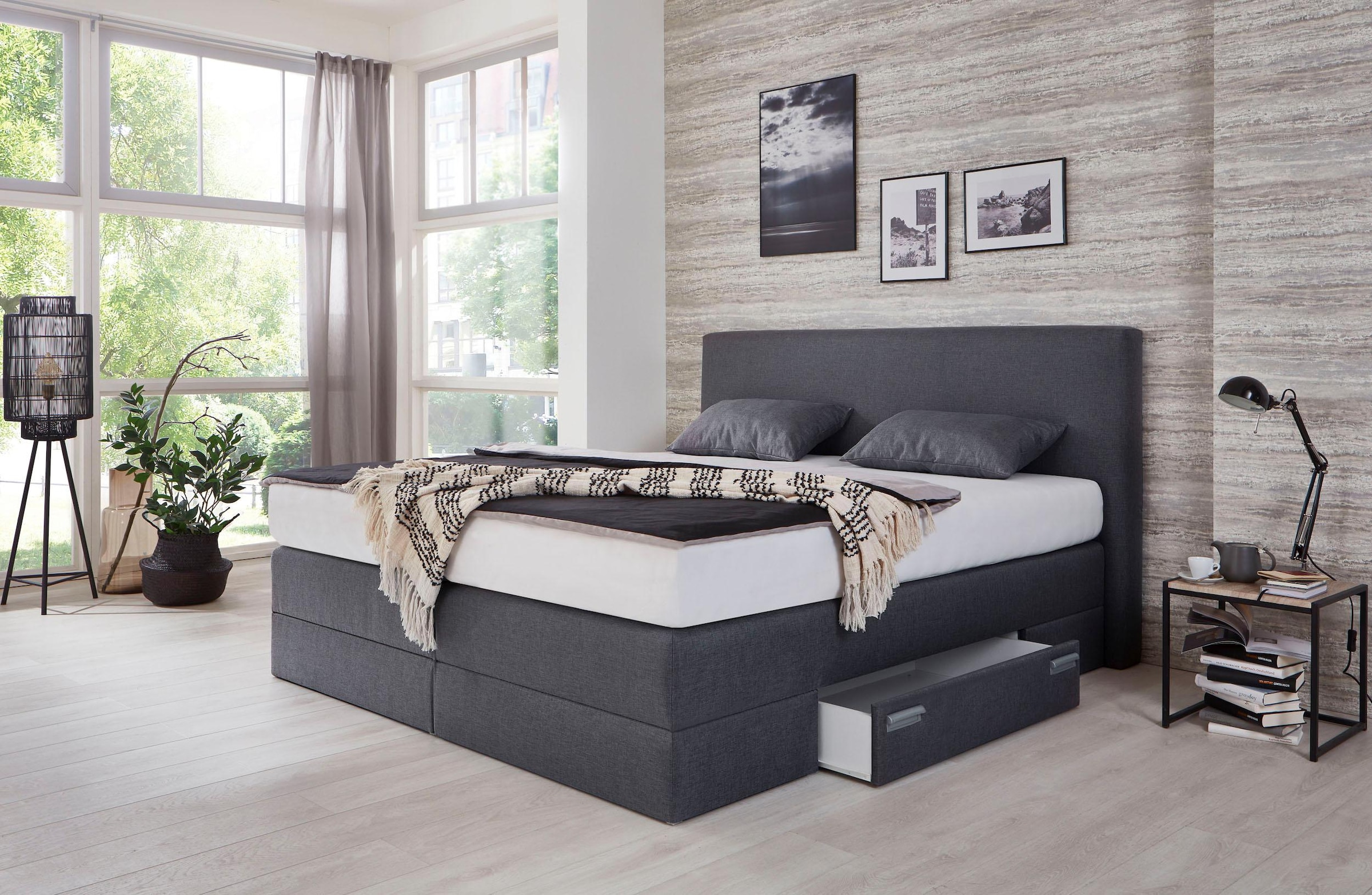 Boxspringbett, mit Schubkästen und Zierkissen