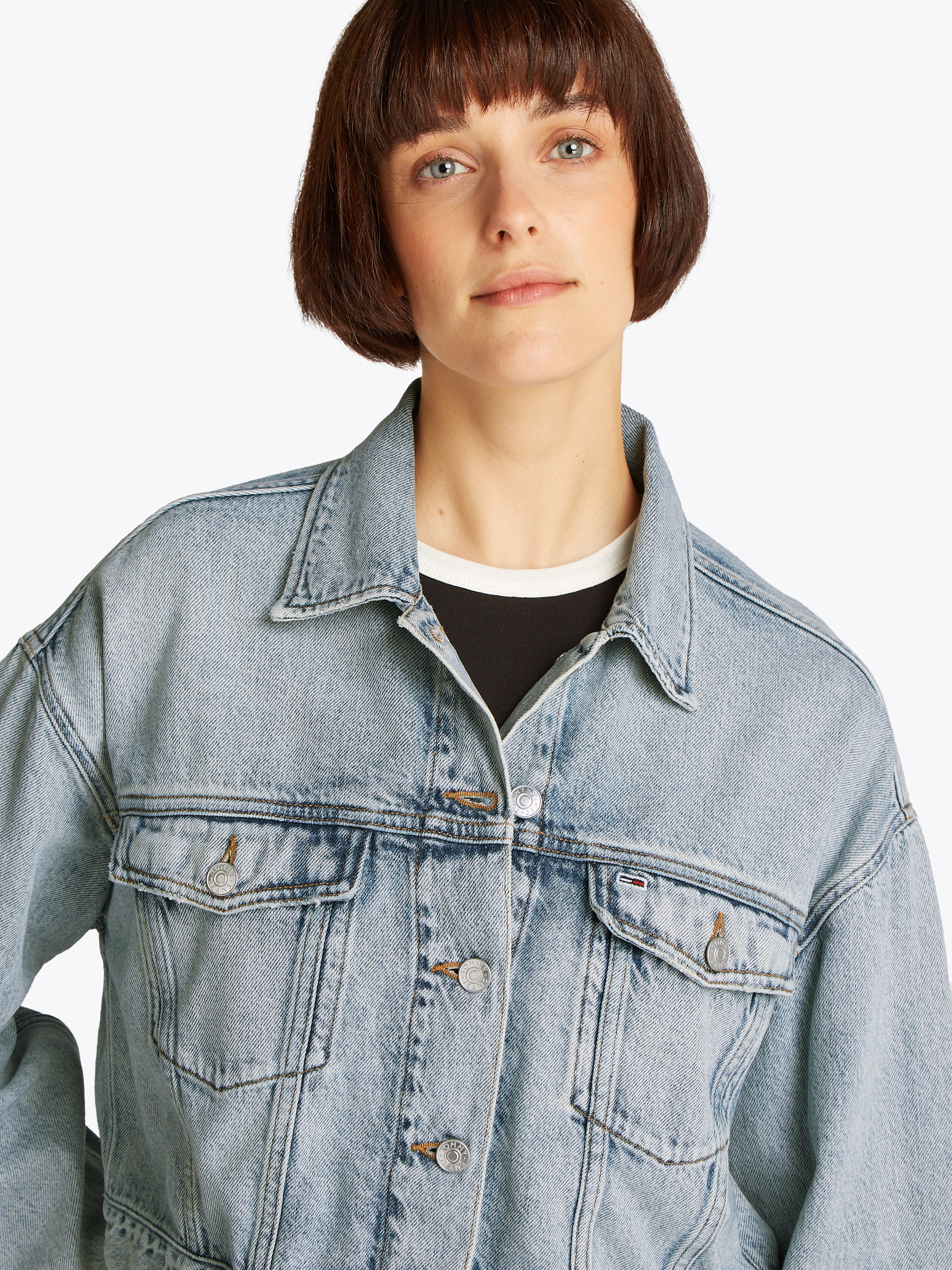 Tommy Jeans Jeansjacke »OVSZ CROP TRUCKER JACKET BI6012«, mit kurzem Schnitt, in blauer Waschung, mit Brusttaschen