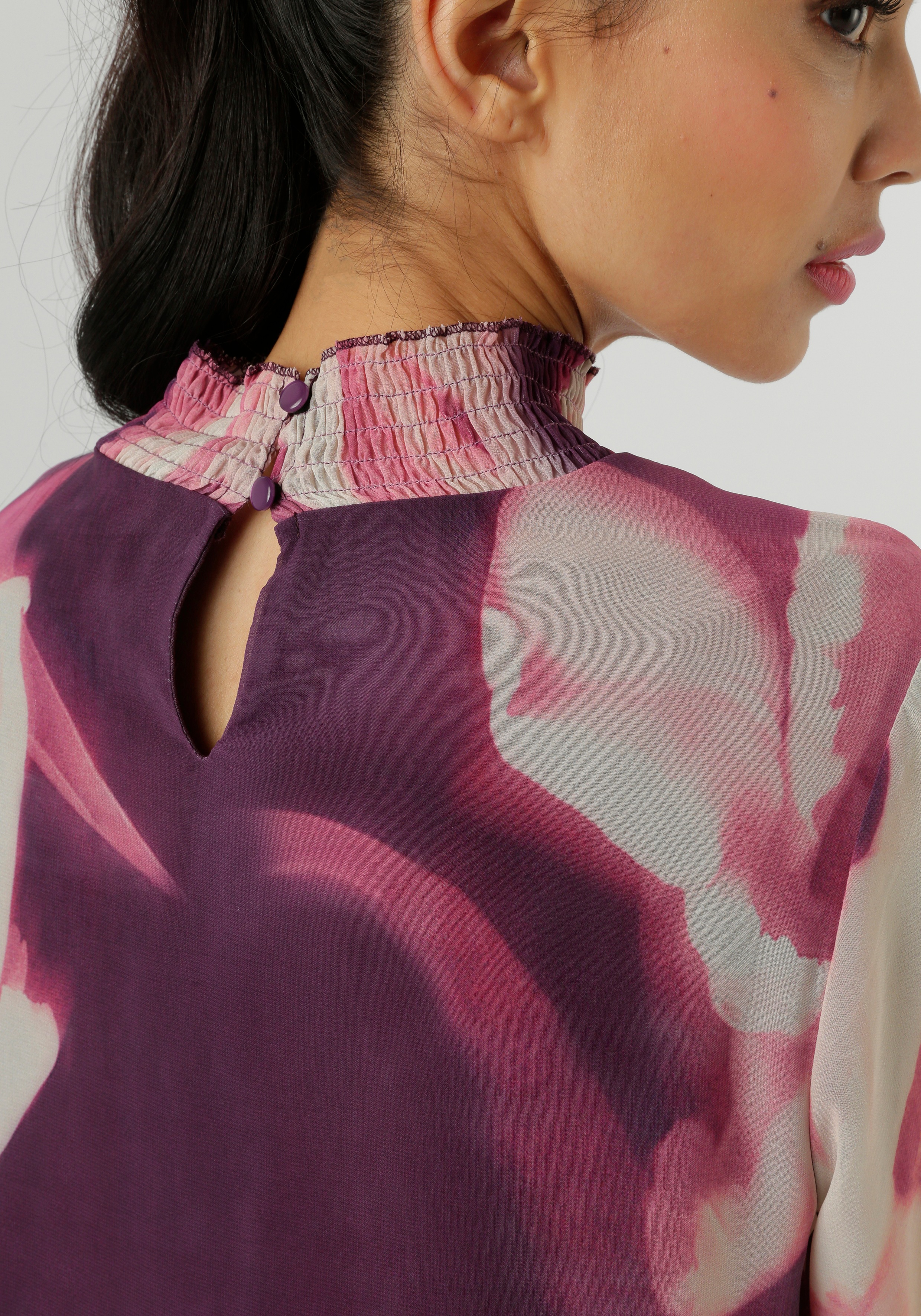 Thumbnail - Aniston SELECTED Chiffonbluse mit modernen, fantasievollen Batik-Blütendruck - NEUE KOLLEKTION