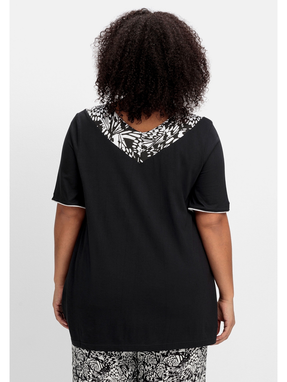 Sheego V-Ausschnitt BAUR mit bestellen breiter »Große Longshirt Blende Größen«, am | online