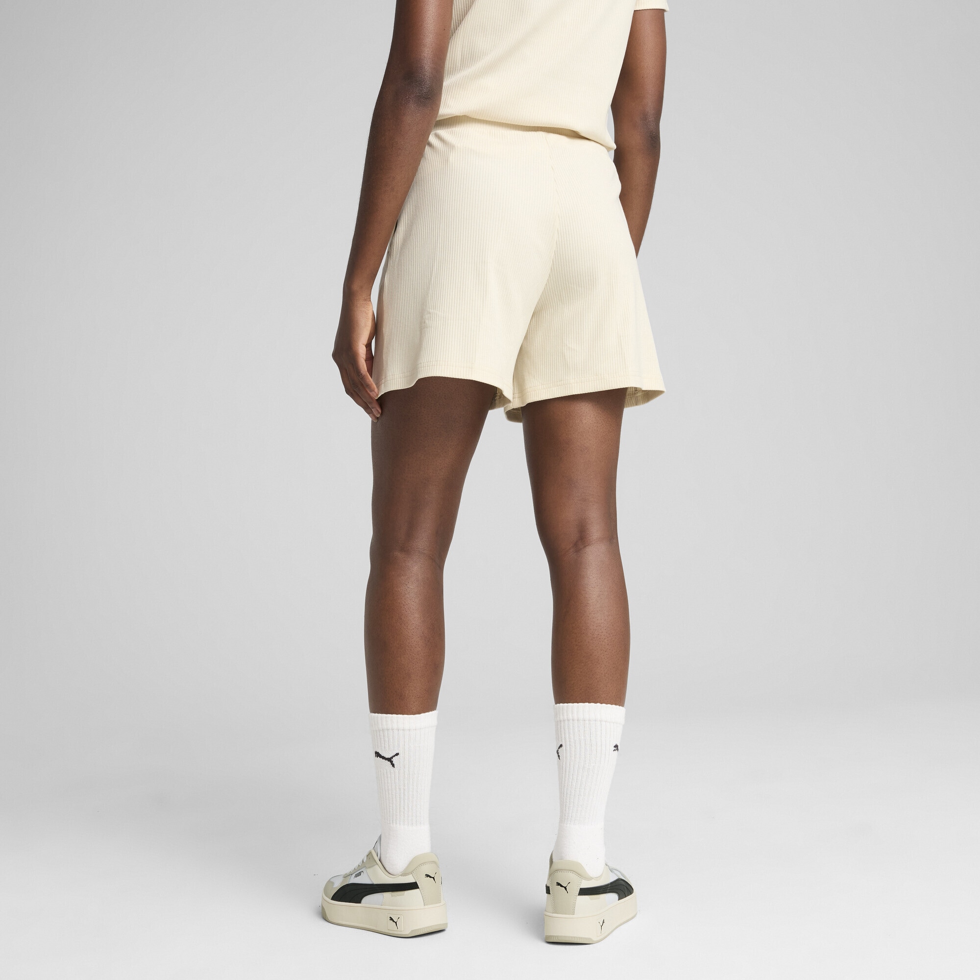 PUMA Sporthose »ESS ELEVATED Gerippte 5" Shorts mit hohem Bund Damen«