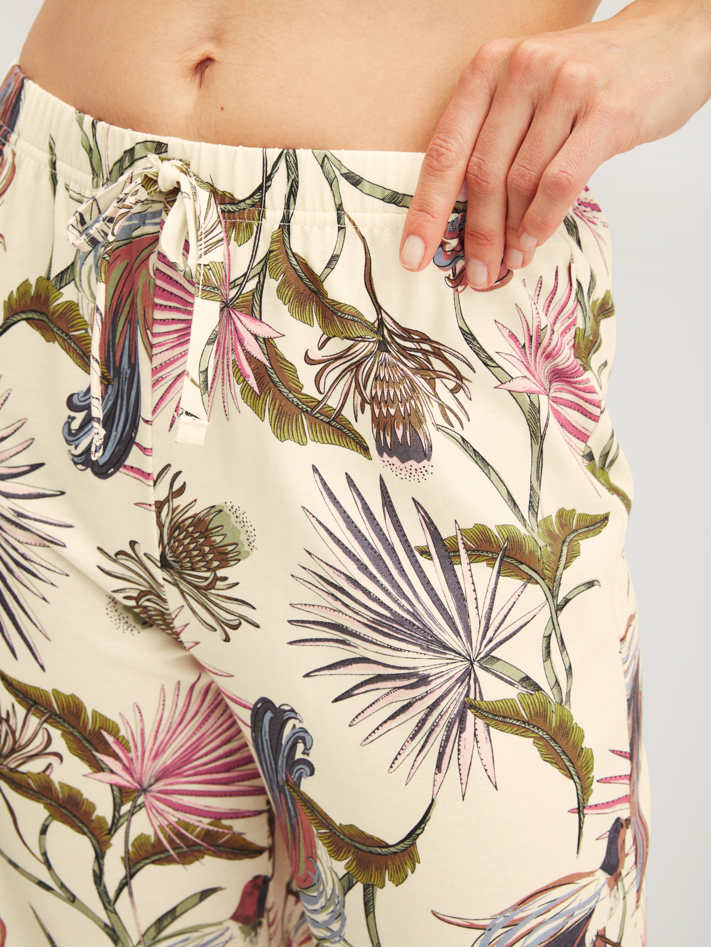 Schlafhose CALIDA "Favourites Arts", Damen, Gr. S (40/42), N-Gr, charm cream, Single Jersey, Obermaterial: 100% Baumwolle, bequem 7/8-Länge, Hosen Schlafhose, mit Allover-Print, in weicher Single-Jersey-Qualität 8