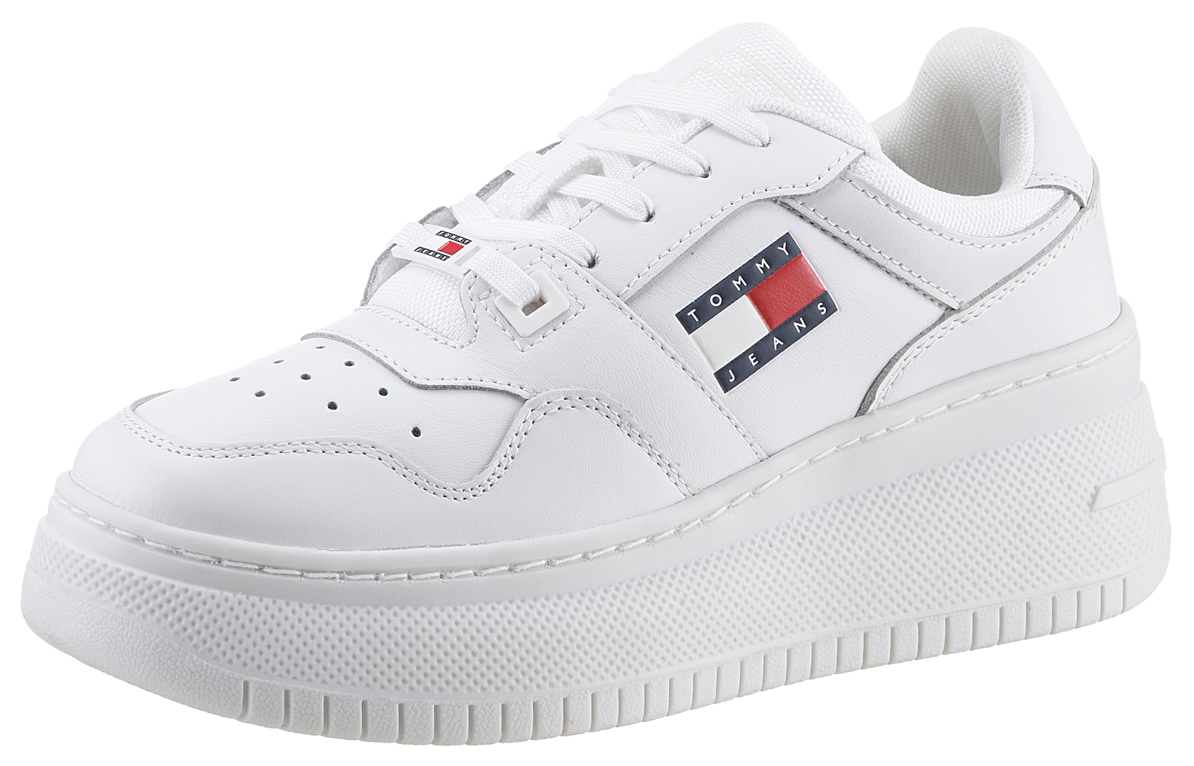 Tommy Jeans Plateausneaker »TJW RETRO BASKET FLATFORM ESS«, mit Logoschriftzug in der Sohle, Freizeitschuh, Halbschuh, Schnürschuh