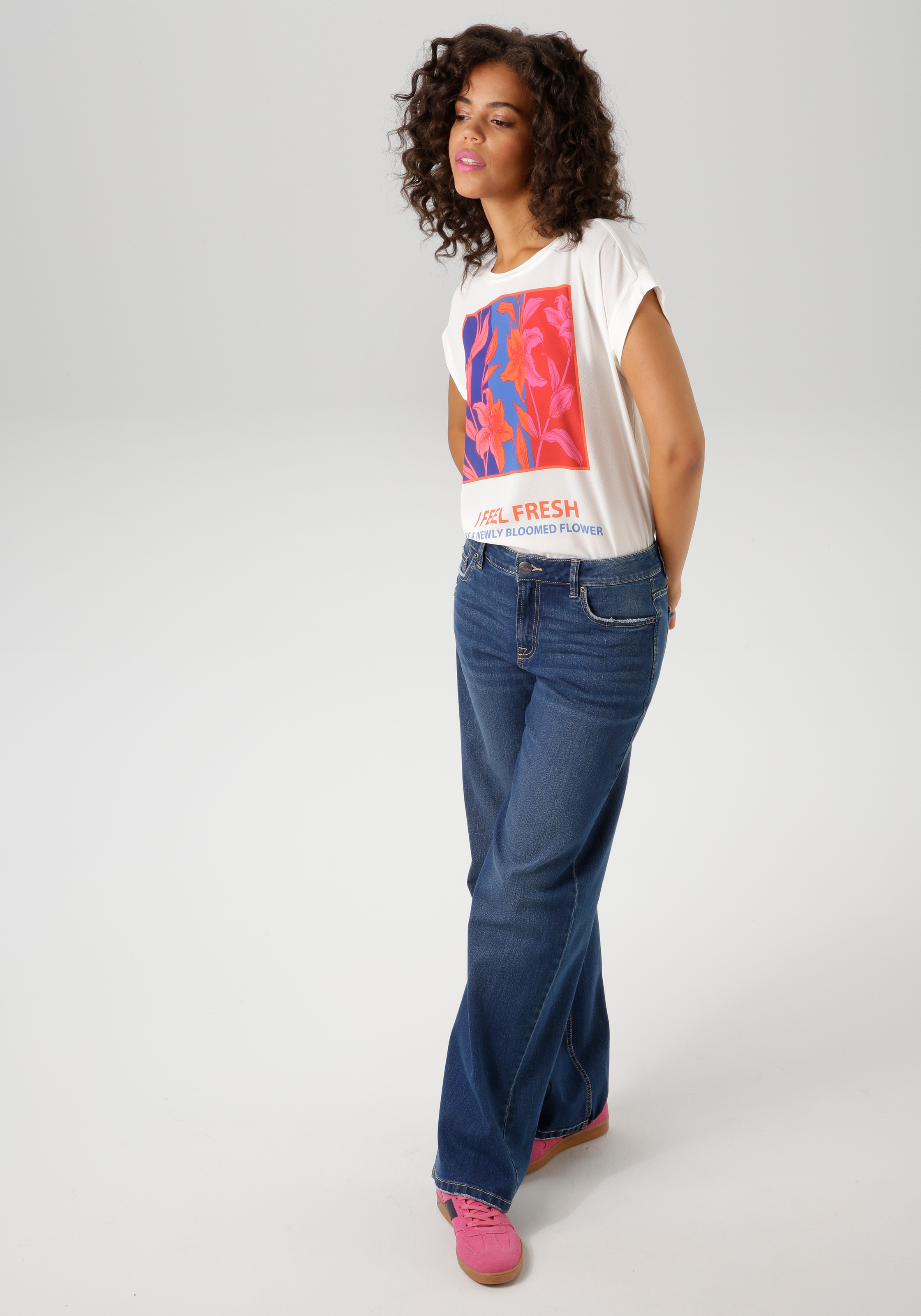 Aniston CASUAL Shirtbluse, mit kunstvollen Blumendruck und Statement-Schriftzug - NEUE KOLLEKTION