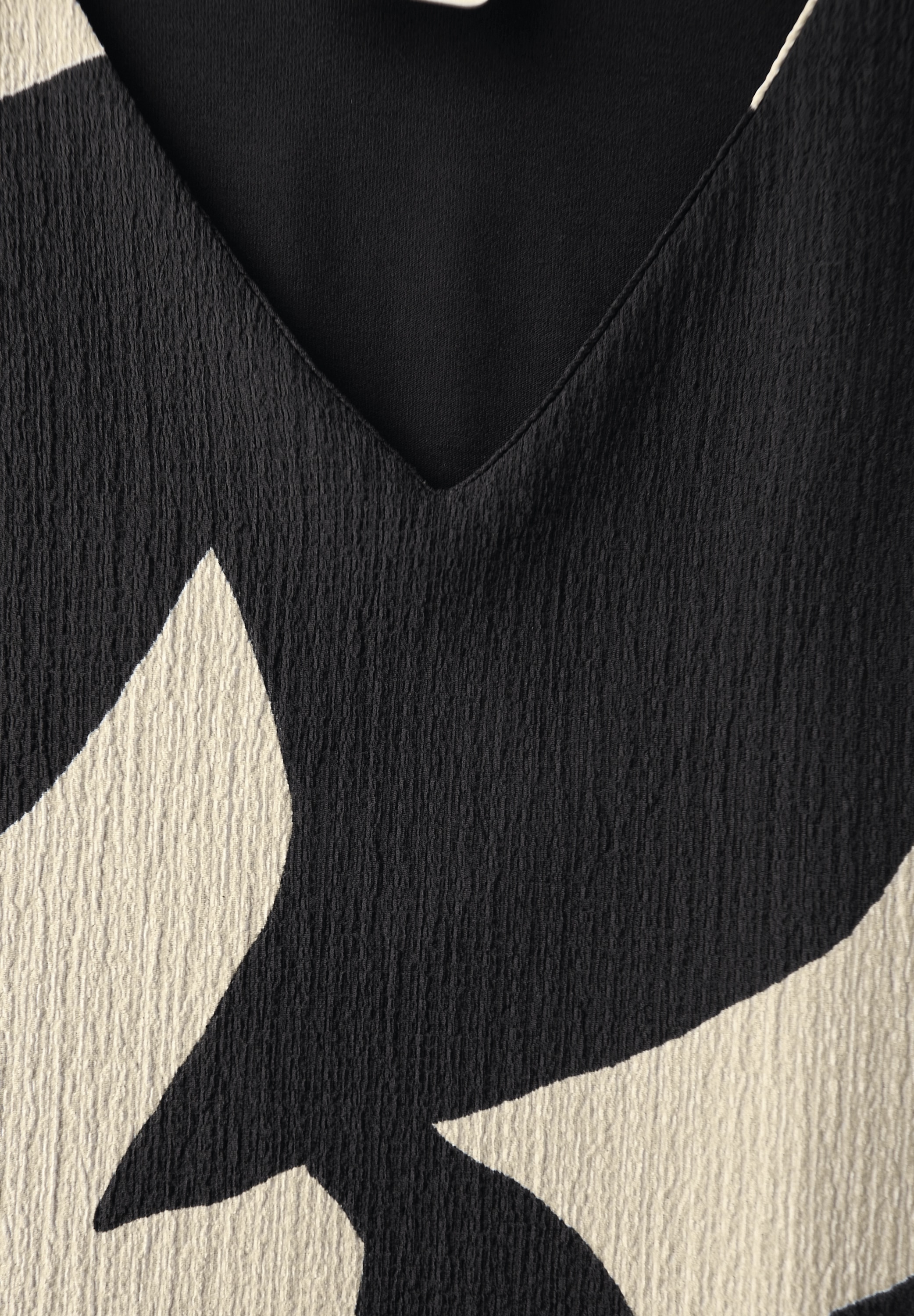 STREET ONE T-Shirt, im Struktur-Mix und mit grafischem Muster vorn