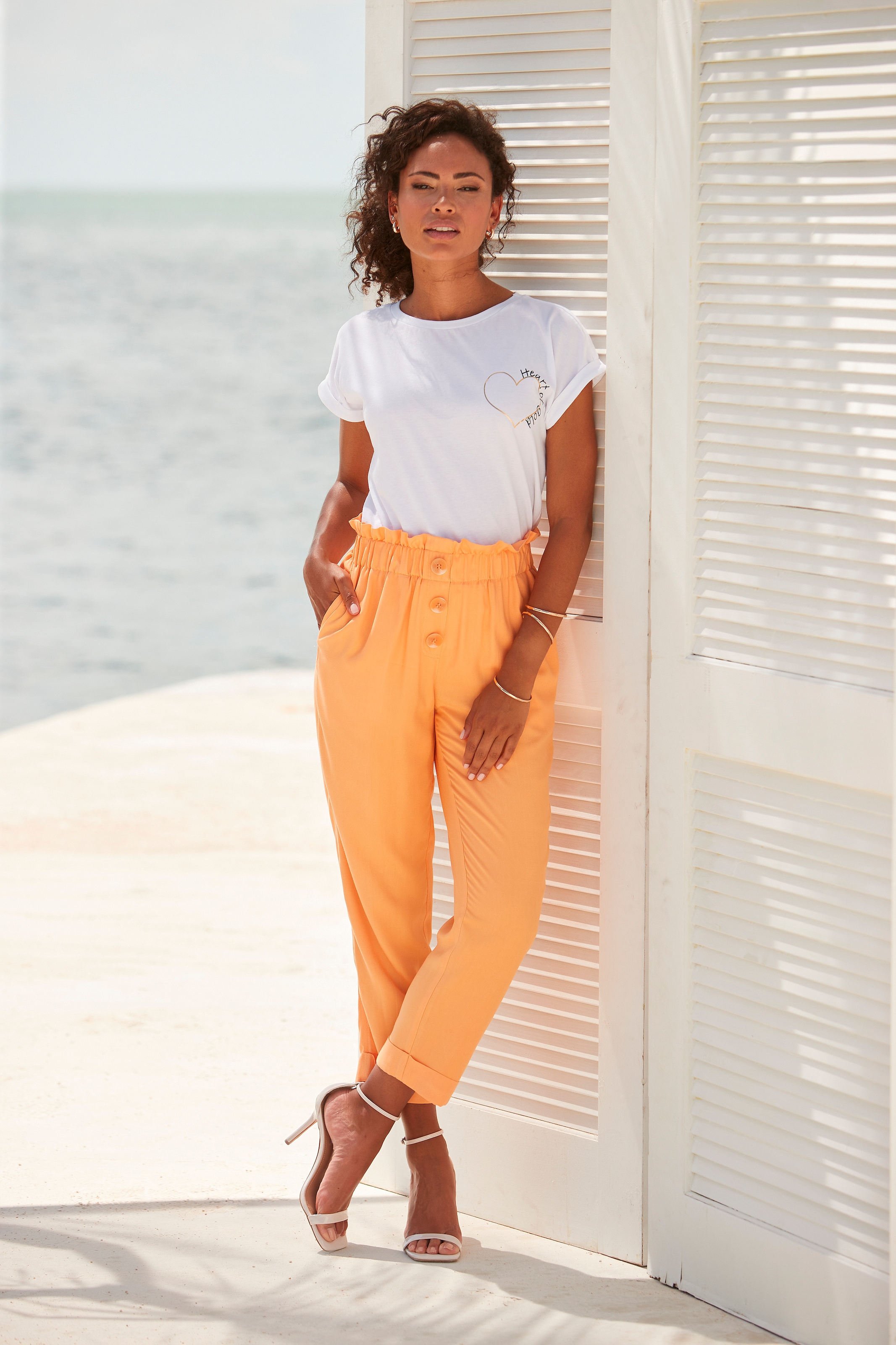 LASCANA T-Shirt mit glänzendem Print, Kurzarmshirt aus Baumwolle,