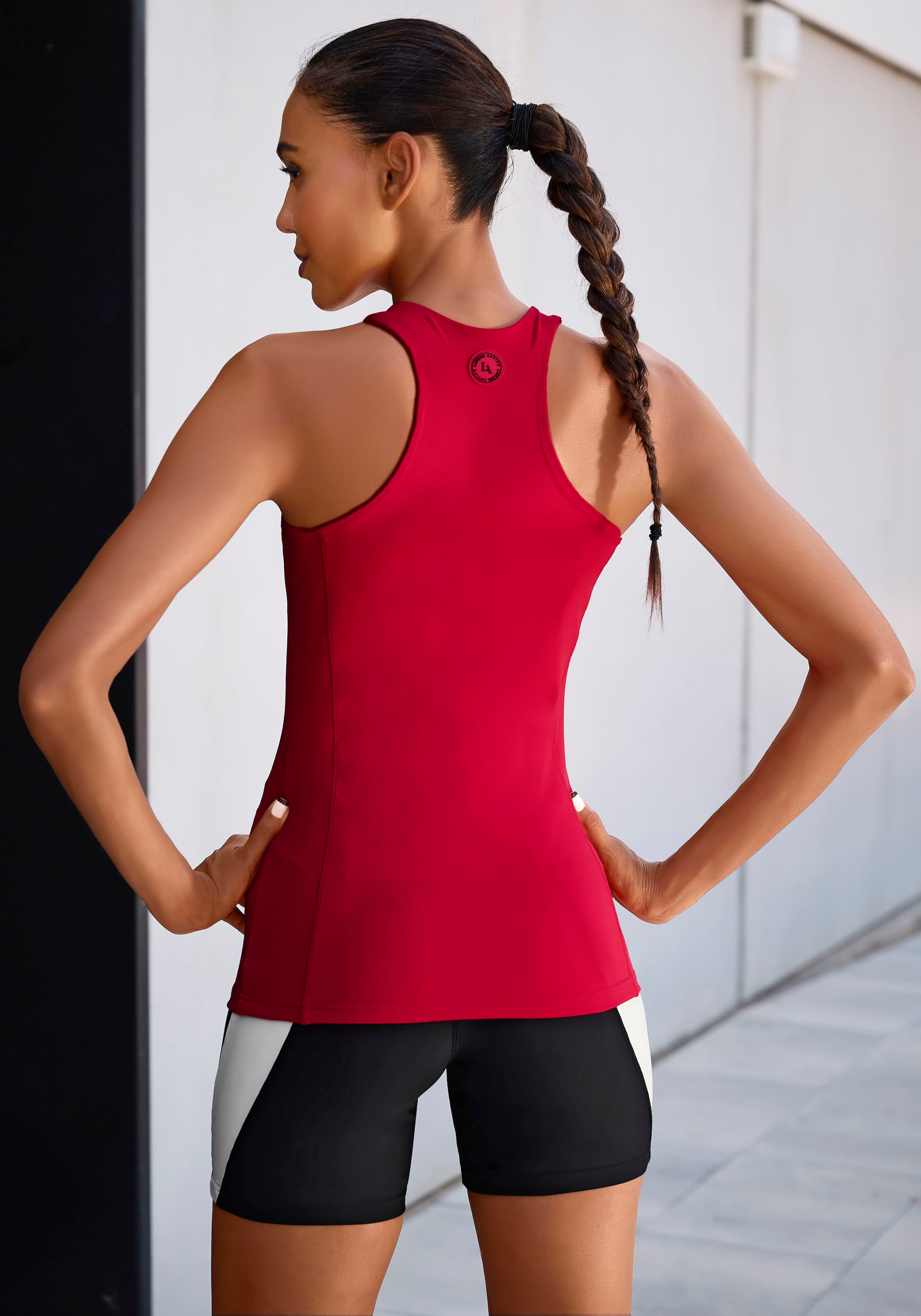 LASCANA ACTIVE Sporttop, mit Racerback und Logo-Badge