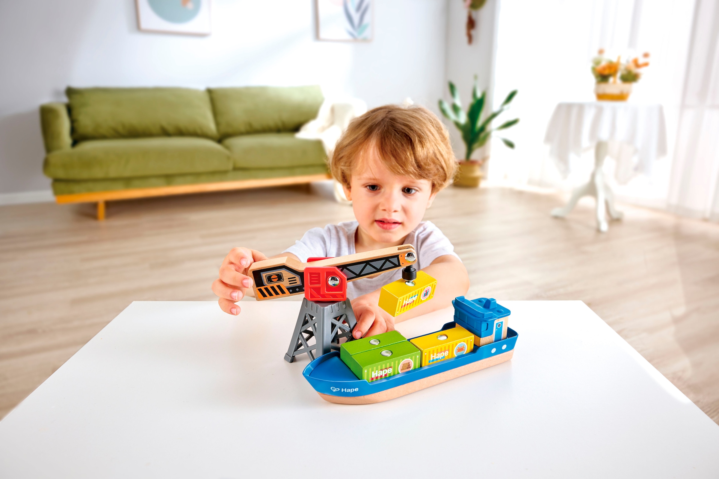 Hape Spielzeug-Schiff »Frachtschiff und Hafenkran«