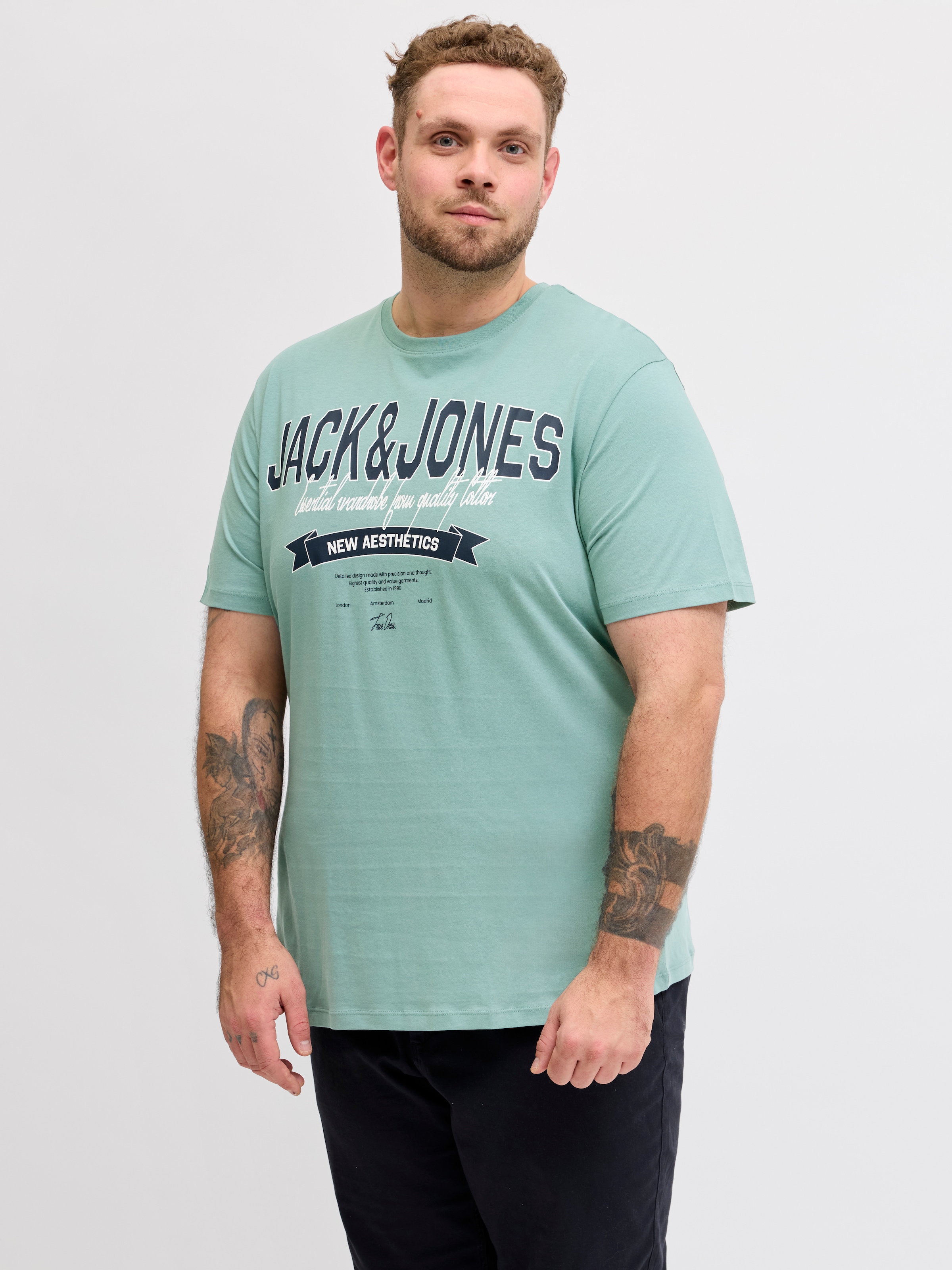 Jack & Jones PlusSize Rundhalsshirt "JJELOGO TEE SS O-NECK 2 COL SS26 SN PLS" mit auffälligem Print