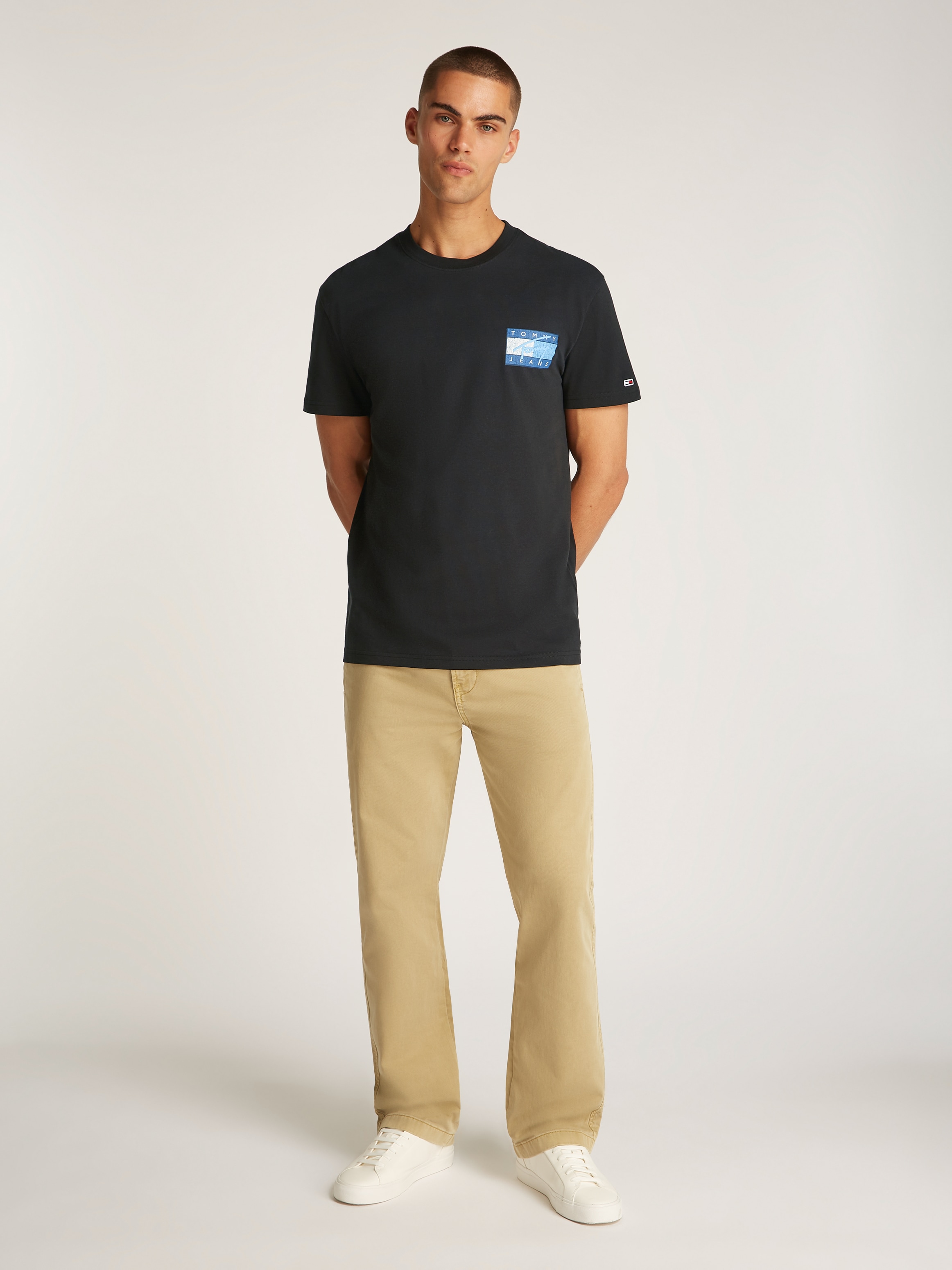 Tommy Jeans T-Shirt »TJM REG RWB FLAG TEE EXT«, mit großem Logo auf dem Rücken