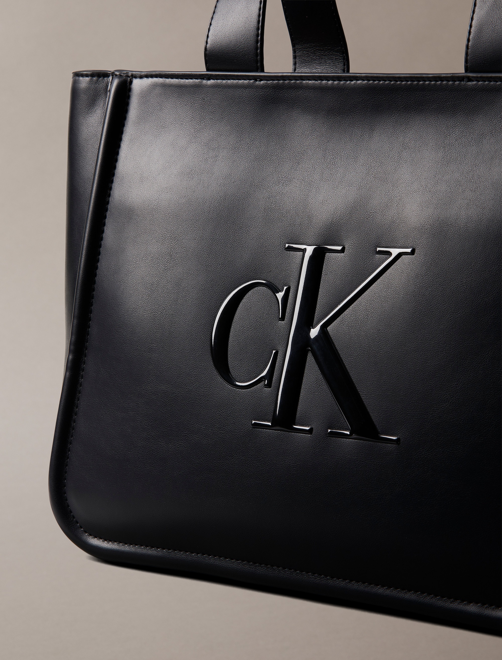 Calvin Klein Tragetasche »RAISED CK MEDIUM TOTE«, Damen Henkeltasche, Schultertasche mit großem CK-Logo