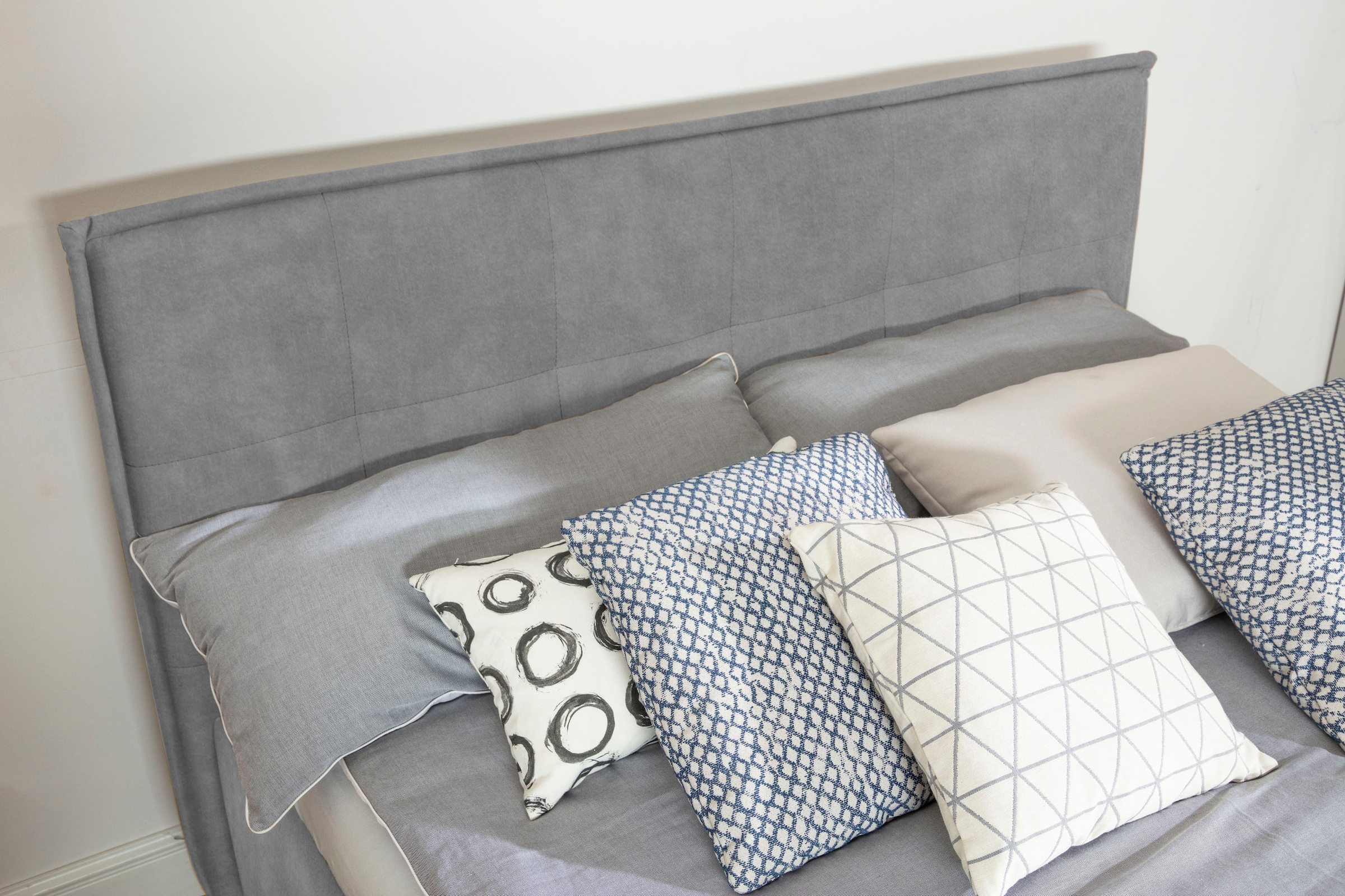 alina Polsterbett »Hakon« wahlweise mit Matratze und Lattenrost, Füße in Buche natur