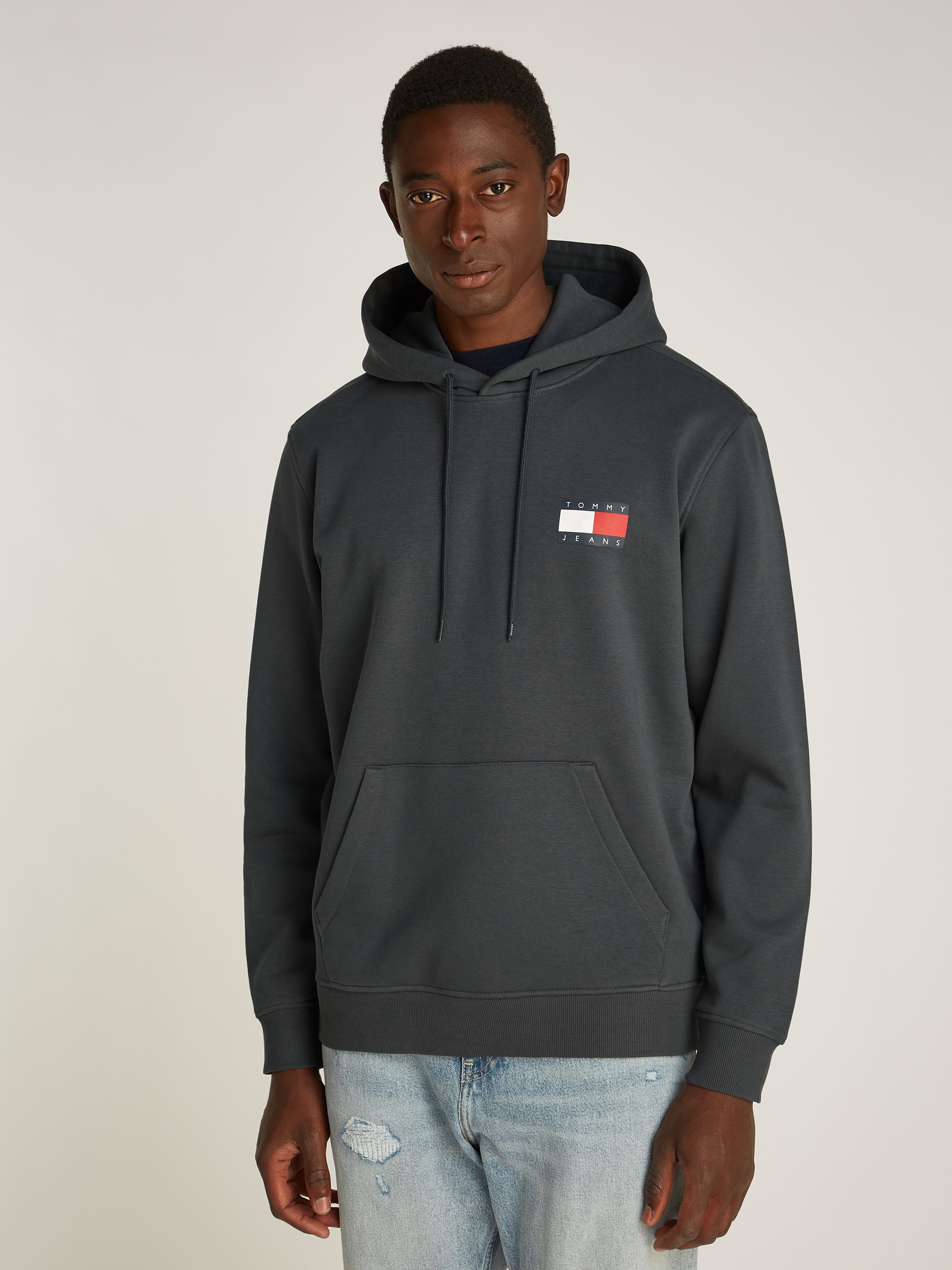 Sweatshirt »TJM REG ESSENTIAL FLAG HOOD EXT«, mit bedruckten Markenlogo auf Brusthöhe