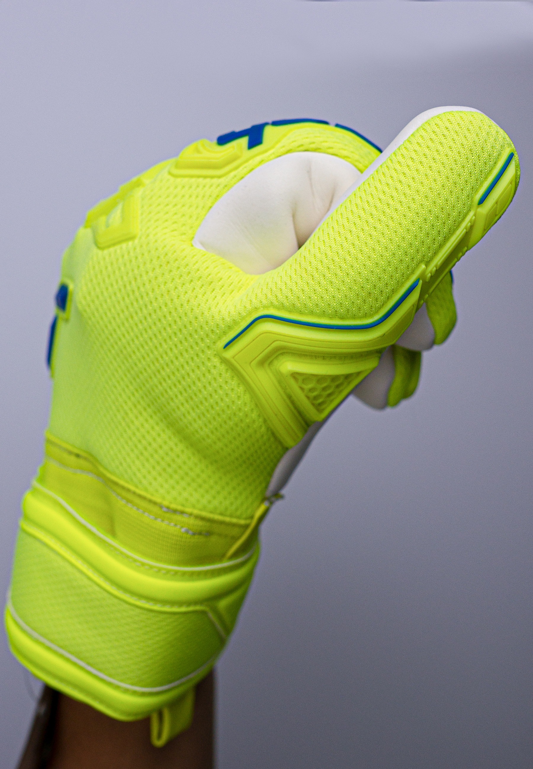 Reusch Torwarthandschuhe »Attrakt Freegel Silver«, für ideale Bewegungsfreiheit