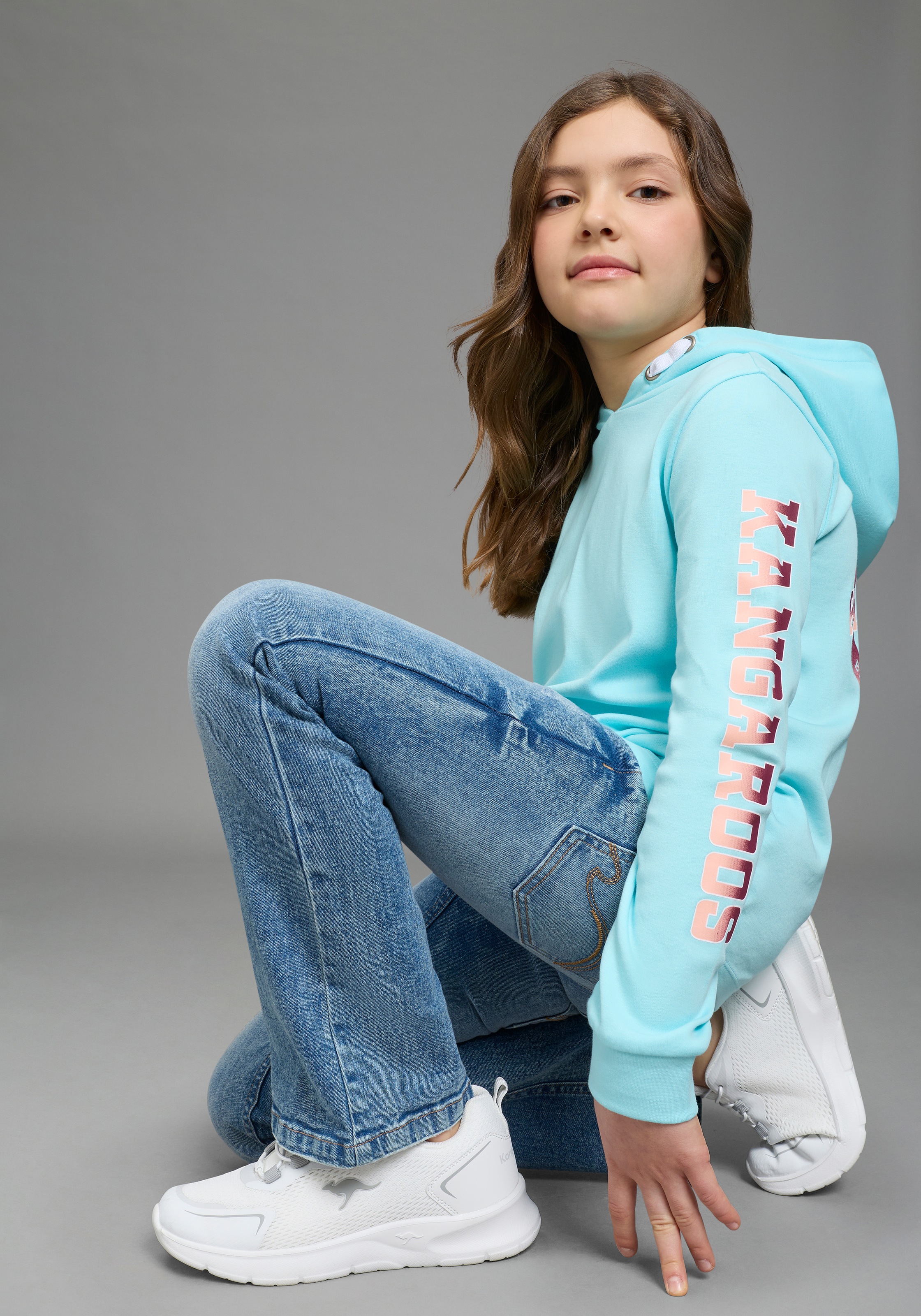 KangaROOS Langarmshirt »Kangaroos Kapuzenshirt mit Ärmeldruck« gerade Passform,  bedrucktes Design,  mit Kapuze,  aus 100% Baumwolle