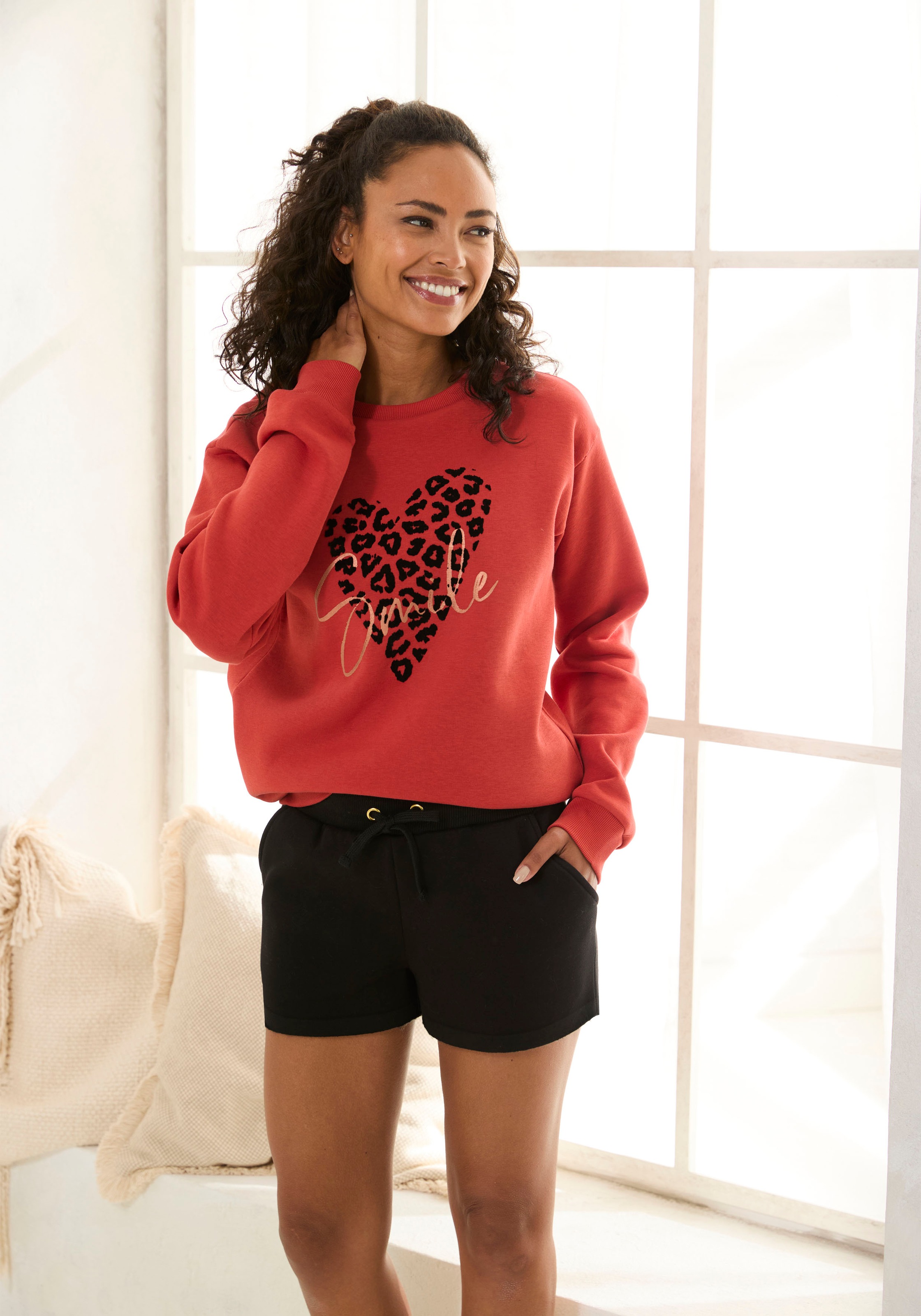 Thumbnail - LASCANA Sweatshirt, mit Herz-Leo-Druck, Loungewear
