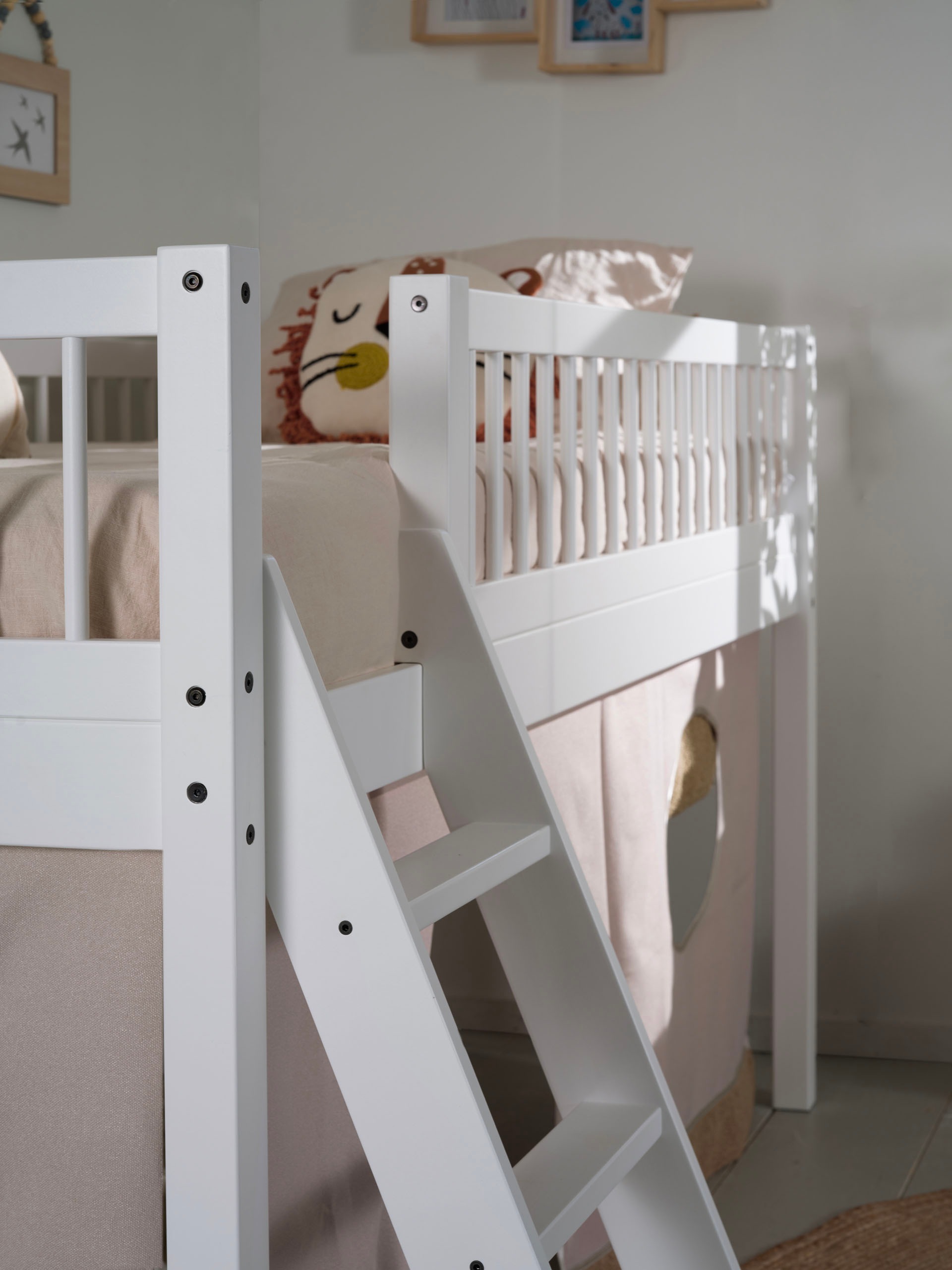 Home affaire Spielbett »Forrest 90/200 aus massiver Buche weiß lackiert, inkl. Vorhang-Set«, stabil gebaut mit umlaufenden Absturzschutz, Leiter und Rolllattenrost