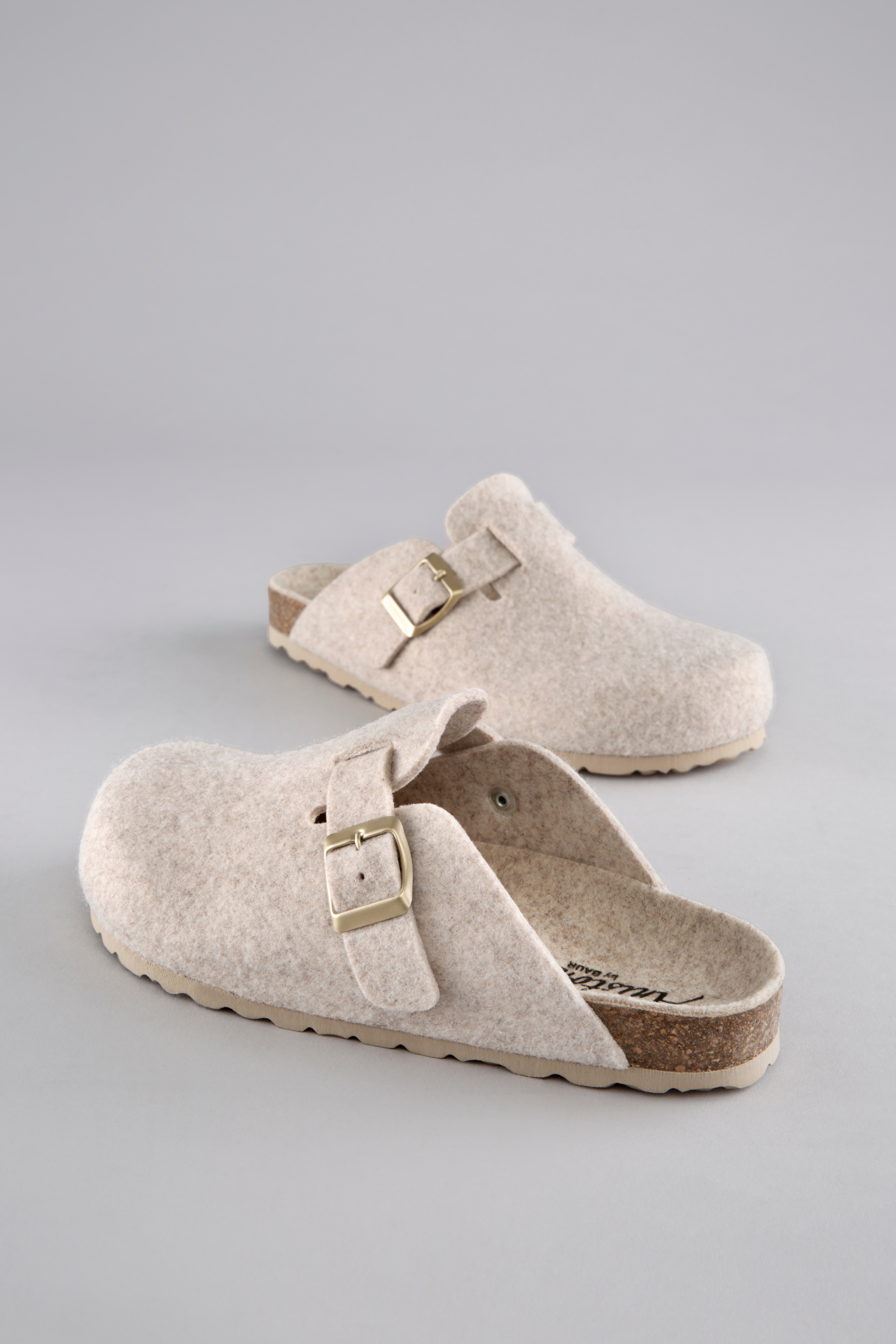 Aniston SHOES Clog Hausschuh, Homeslipper mit verstellbarem Riemchen