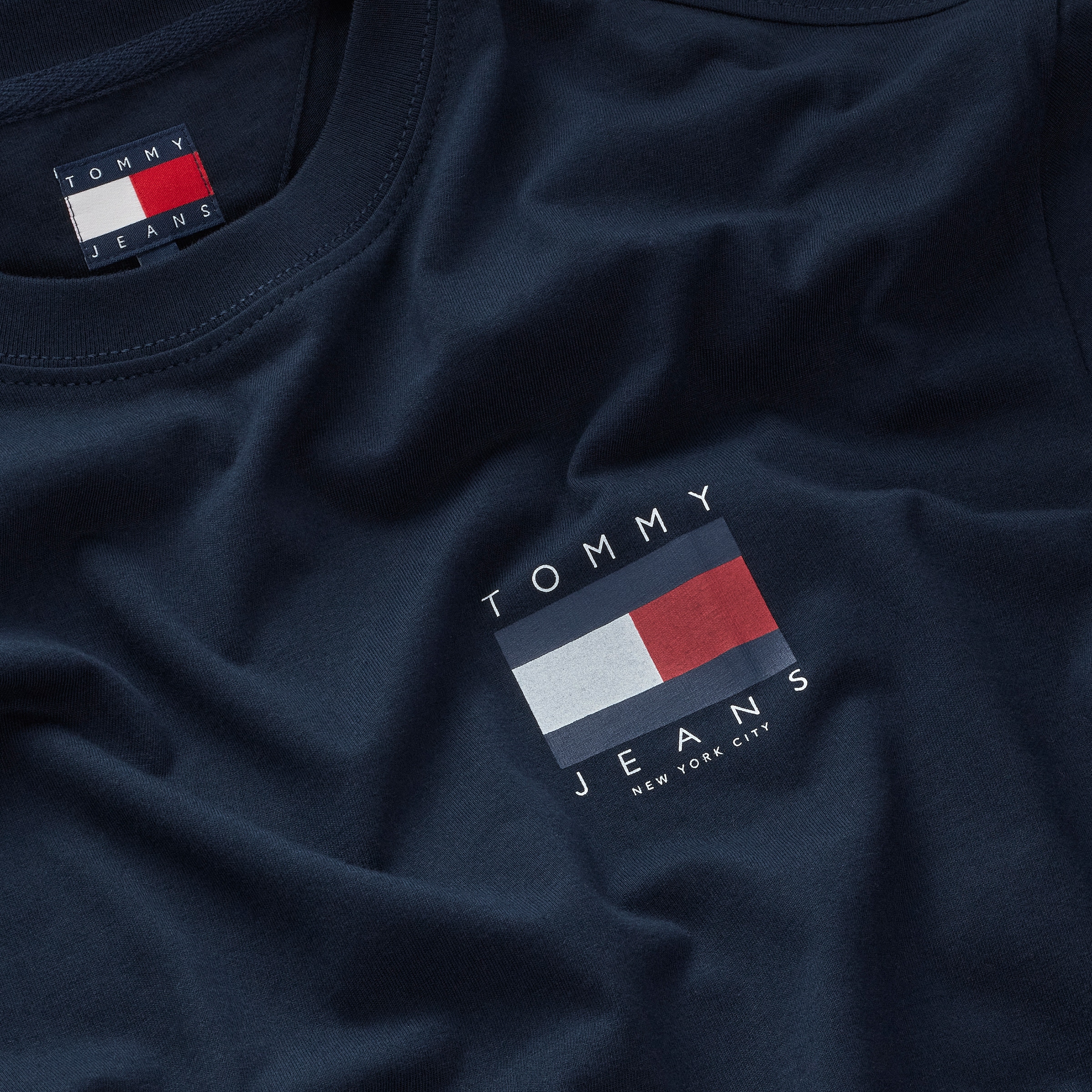 Tommy Jeans T-Shirt »TJM REG FLAG GRAPH BCKPRNT T EXT«, Mit Rundhalsausschnitt