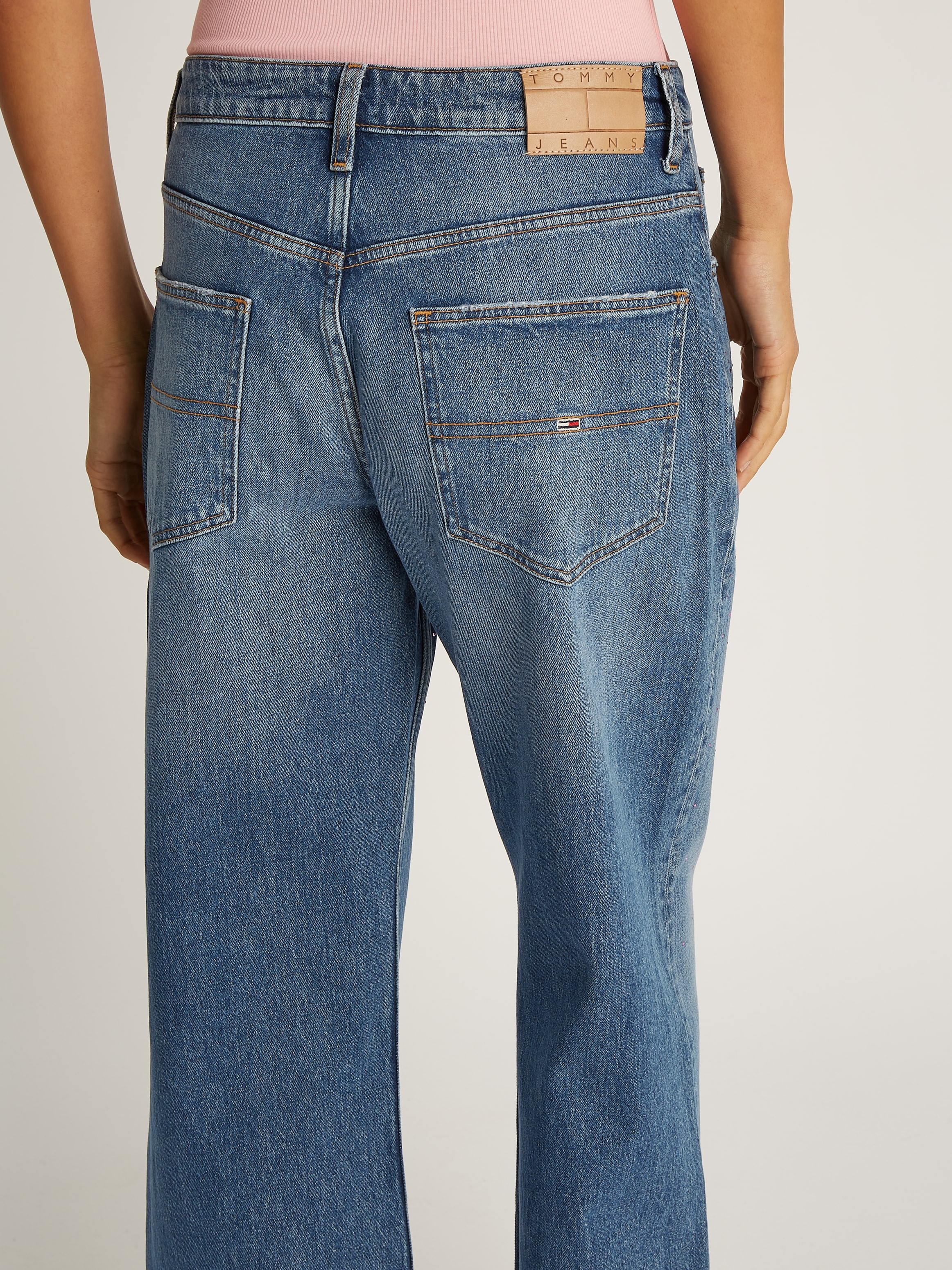 Tommy Jeans Straight-Jeans »Mia Mid Rise Relaxed Straight«, mit Strass-Steinen