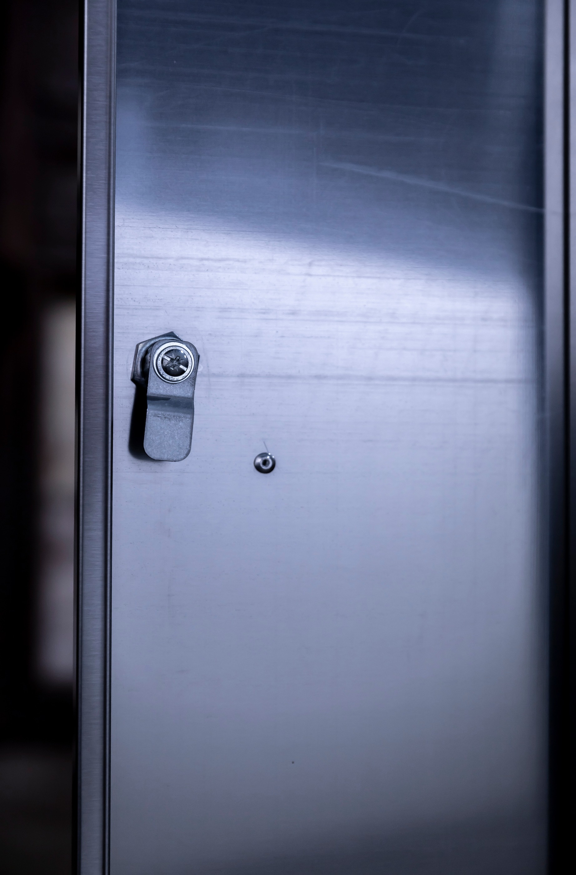 ONDIS24 Werkstattwagen »Werkzeugwagen aus Edelstahl mit 1 Tür 4 Schubladen« fahrbar, kugelgelagerten Schubladen, abschließbar, Massivholzplatte