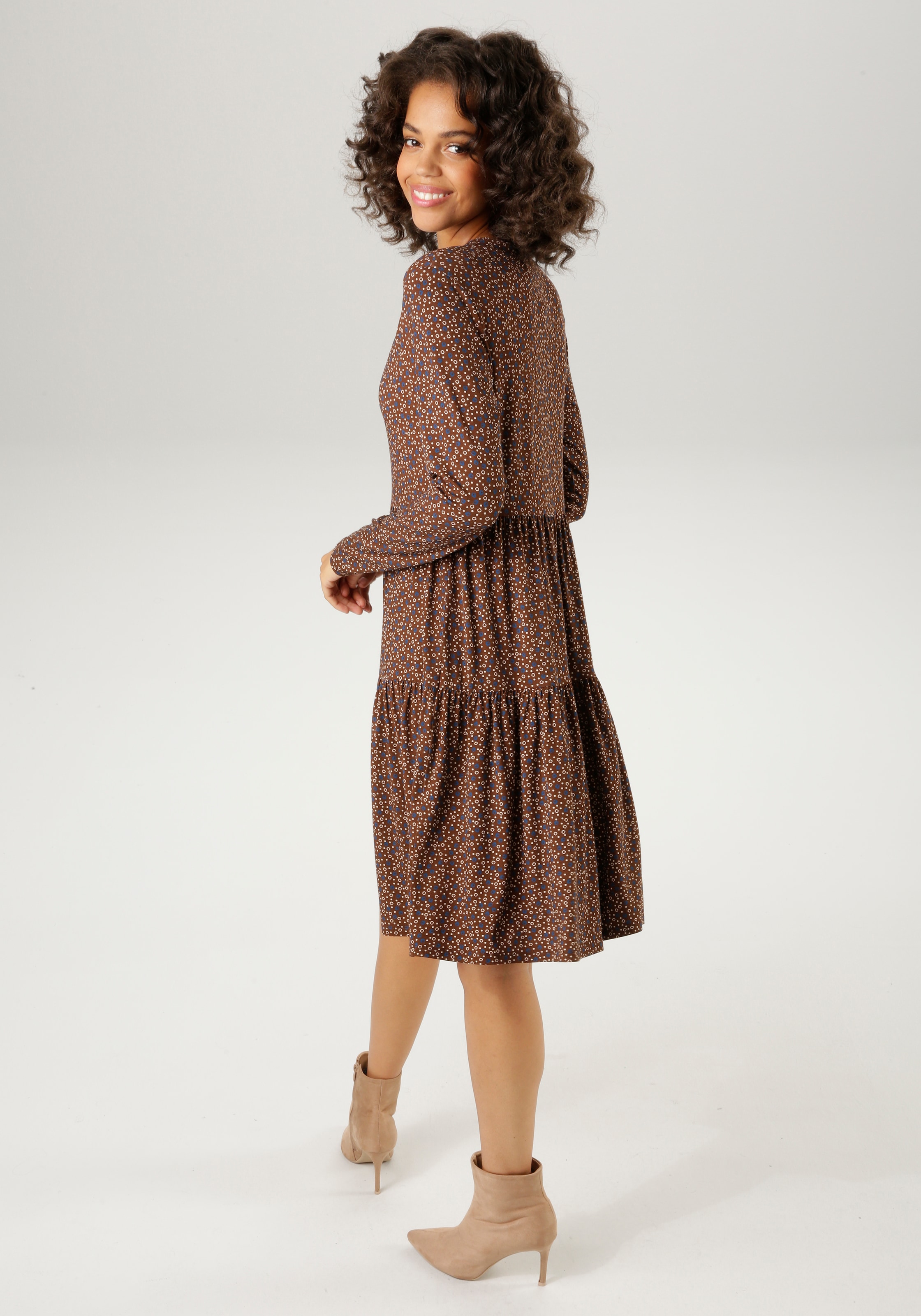 Aniston CASUAL Jerseykleid, mit trendfarbigen, grafischen Allover-Druck