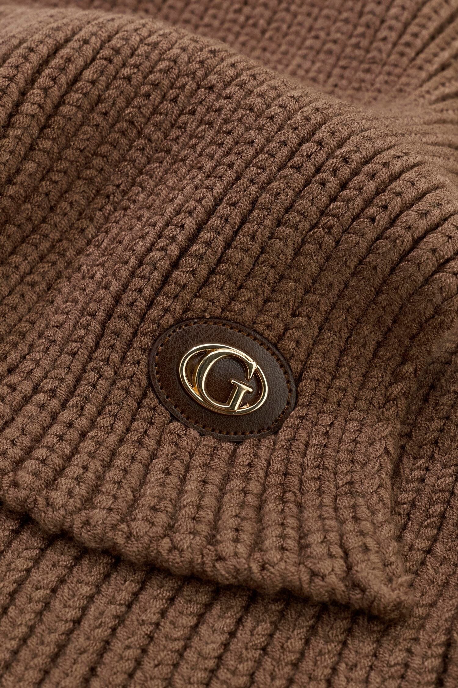 Guess Strickschal »KNITTED SCARF« mit dezentem Logoaufnäher