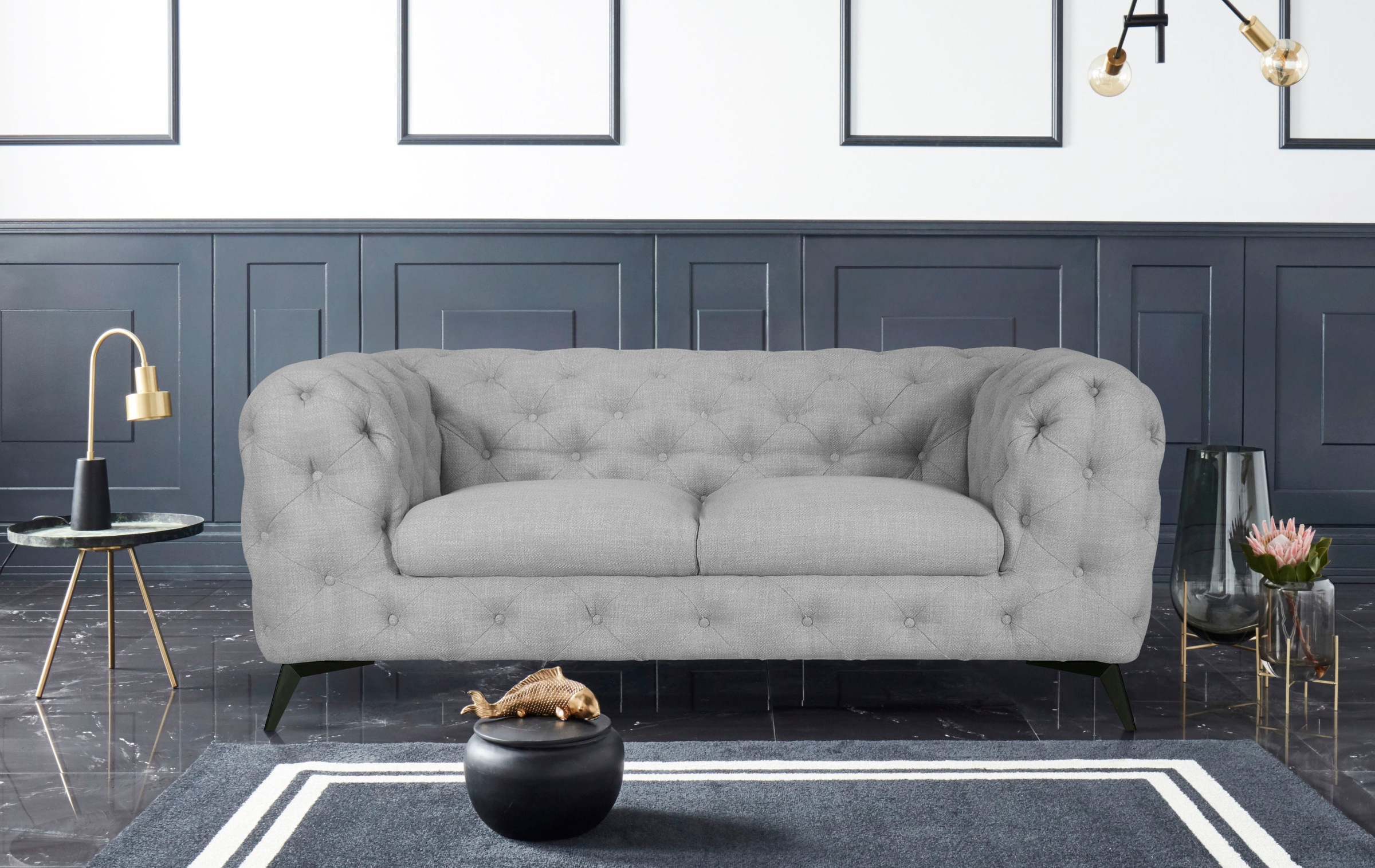 Leonique Chesterfield-Sofa »Glynis«, aufwändige Knopfheftung, moderne Chesterfield Optik, Fußfarbe wählbar