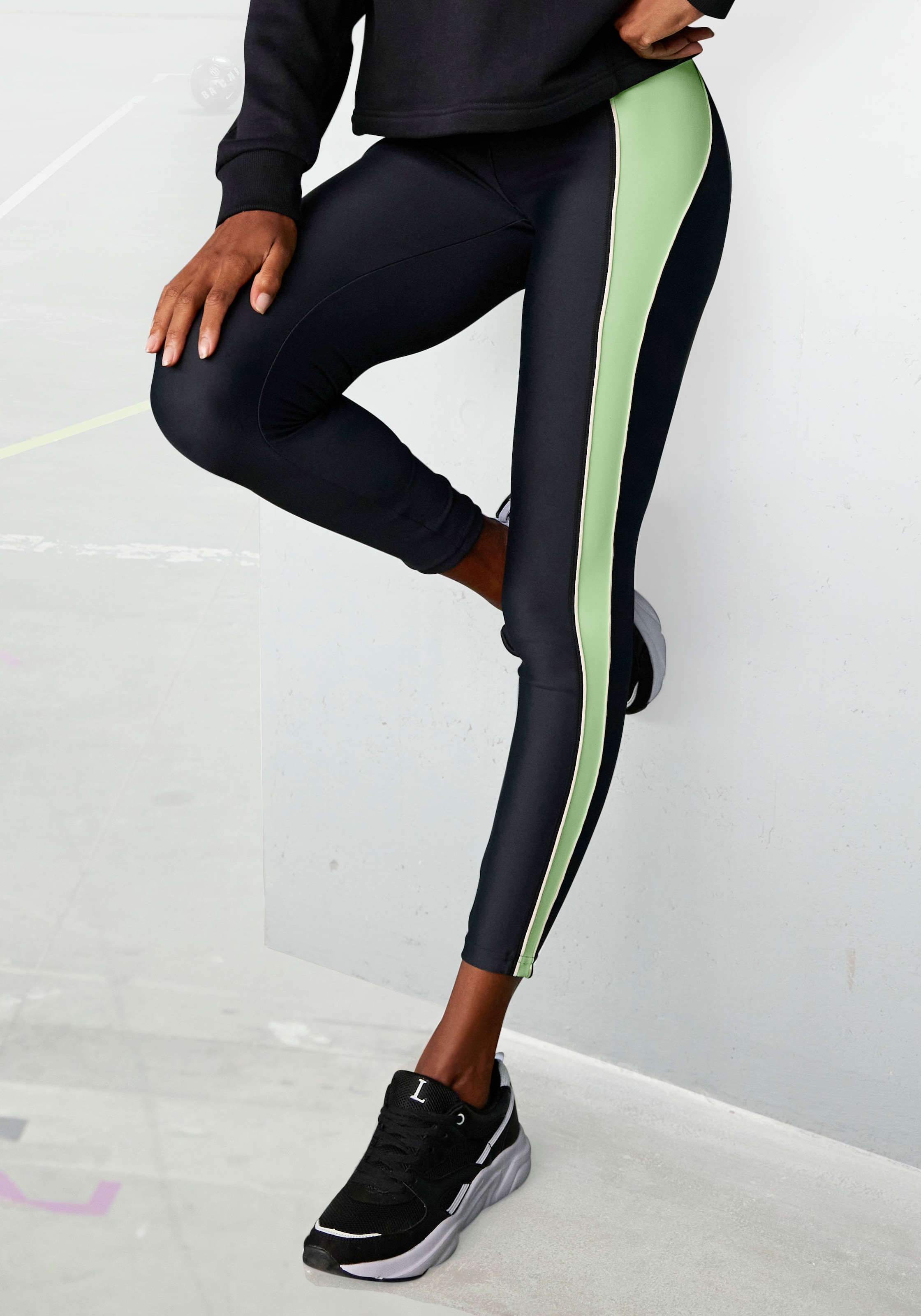 LASCANA ACTIVE Leggings, Sporthose mit farblich abgesetztem Seitenstreifen