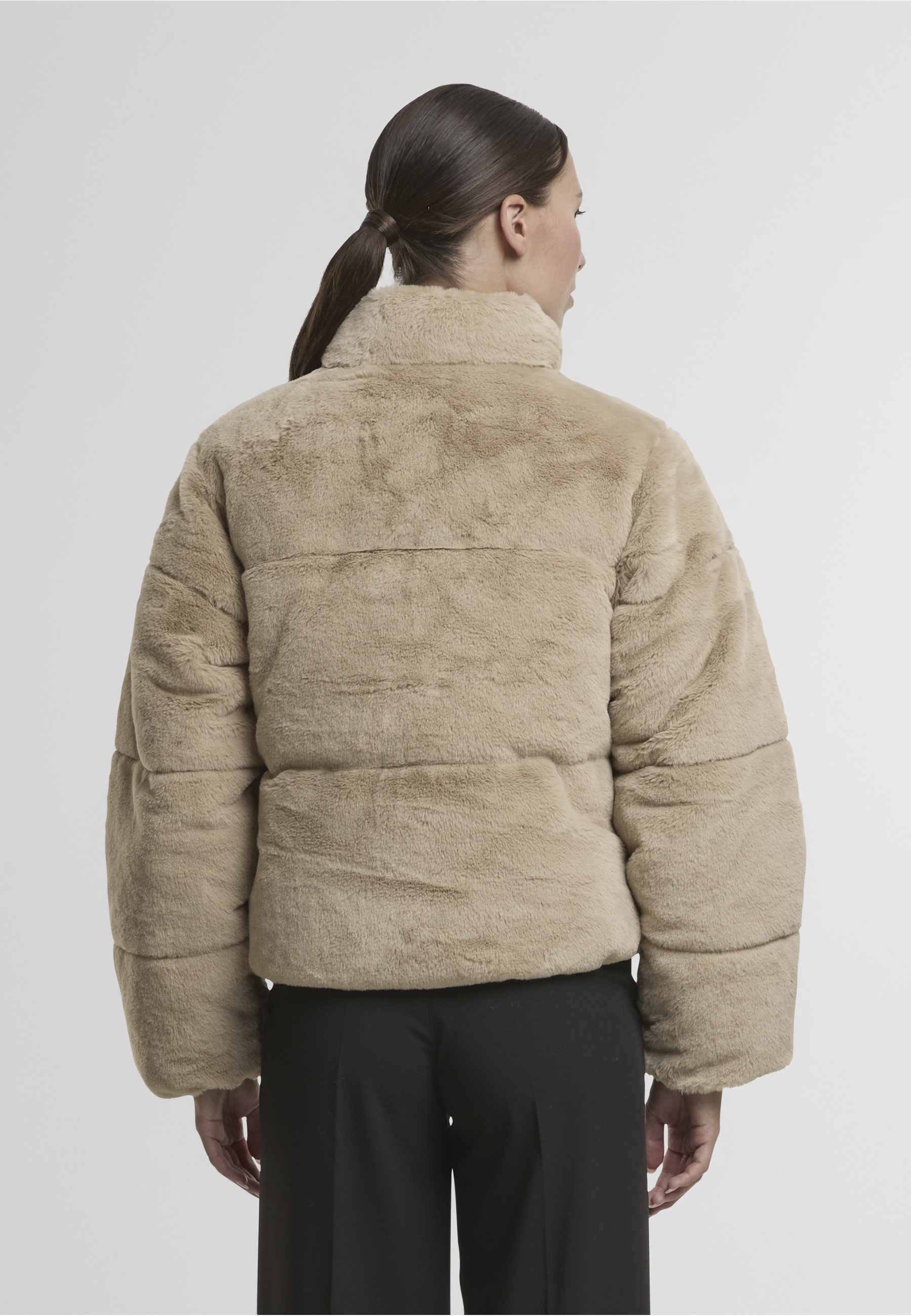 URBAN CLASSICS Winterjacke »Urban Classics Ladies Short Faux Fur Puffer Jacket« 1 Stk. tlg. ohne Kapuze