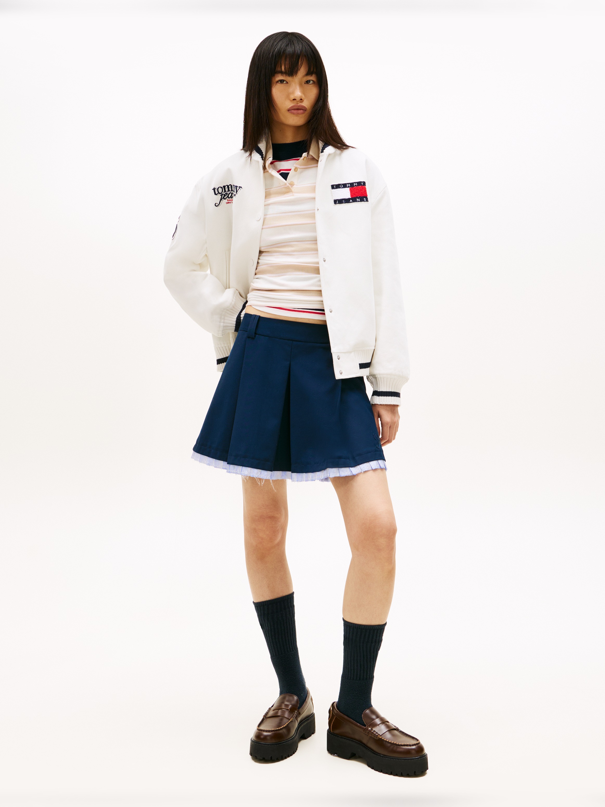 A-Linien-Rock TOMMY JEANS "TJW VARSITY PLEATED MINI SKIRT", Damen, Gr. XL (42), schwarz night navy, Web, Obermaterial: 80% Polyester, 20% Viskose, unifarben mit Farbeinsatz, A-Linie kurz, Röcke A-Linien-Rock, mit den klassischen Falten 2