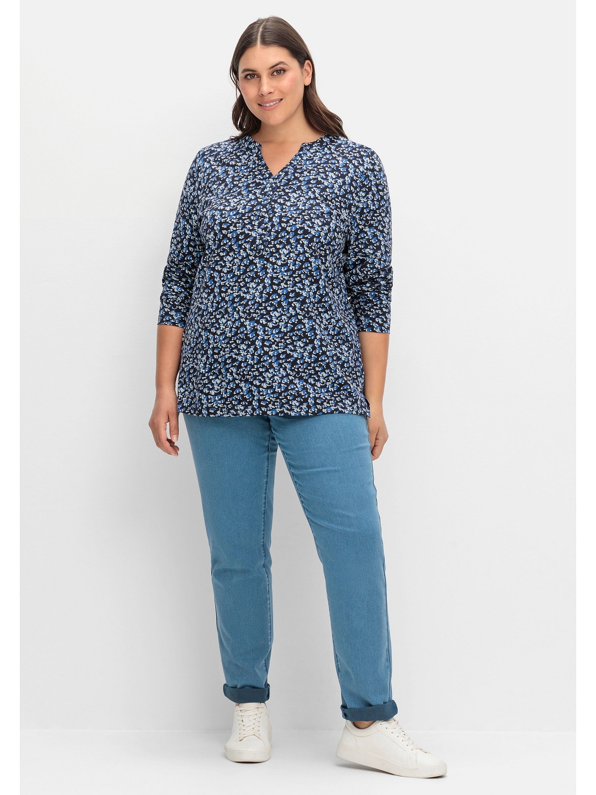 Sheego Rundhalsshirt »Große Größen«, mit V-Schlitz und floralem Minimalprint