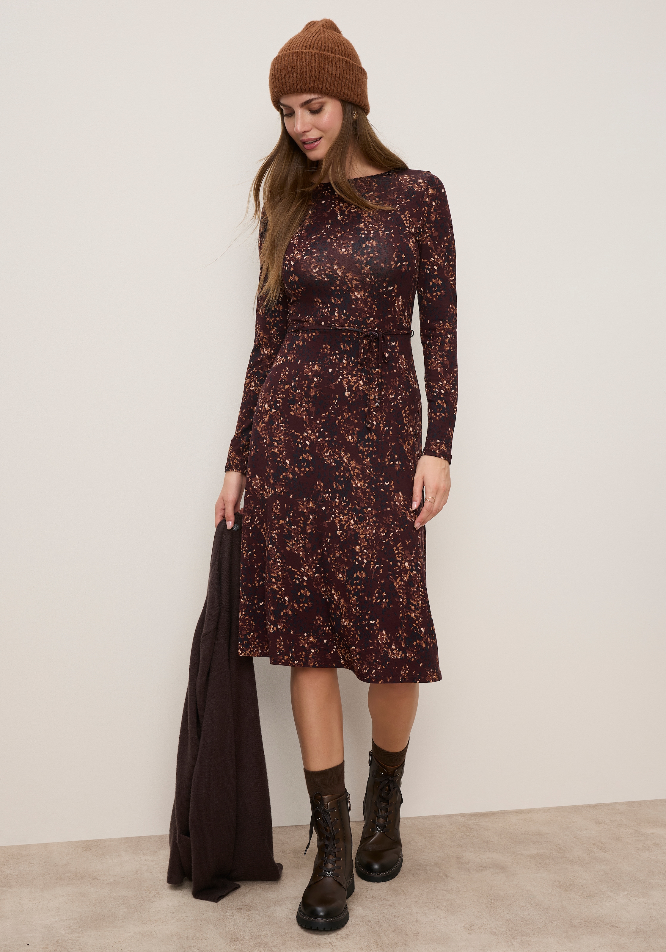 Tamaris Midikleid "mit taillierter Passform, kniebedeckende Länge, aus Jersey" mit femininem Muster