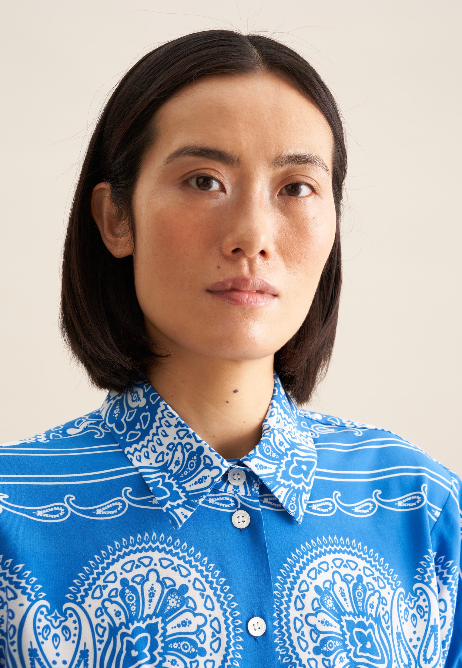 Thumbnail - seidensticker Hemdbluse "Schwarze Rose" 1/1 Kragen Tuchprint