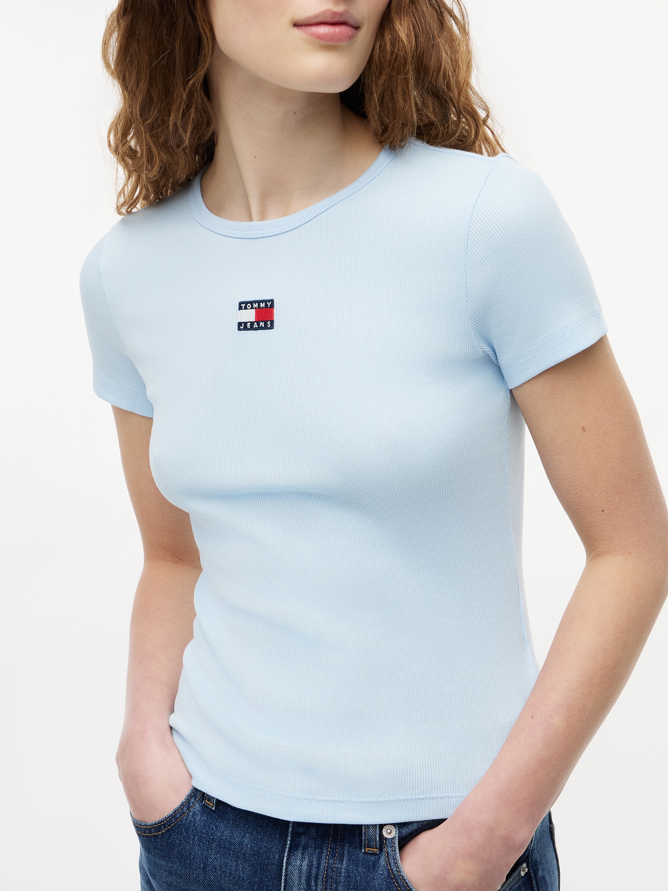 Tommy Jeans Kurzarmshirt »TJW SLIM BADGE RIB TEE« mit gerippter Struktur