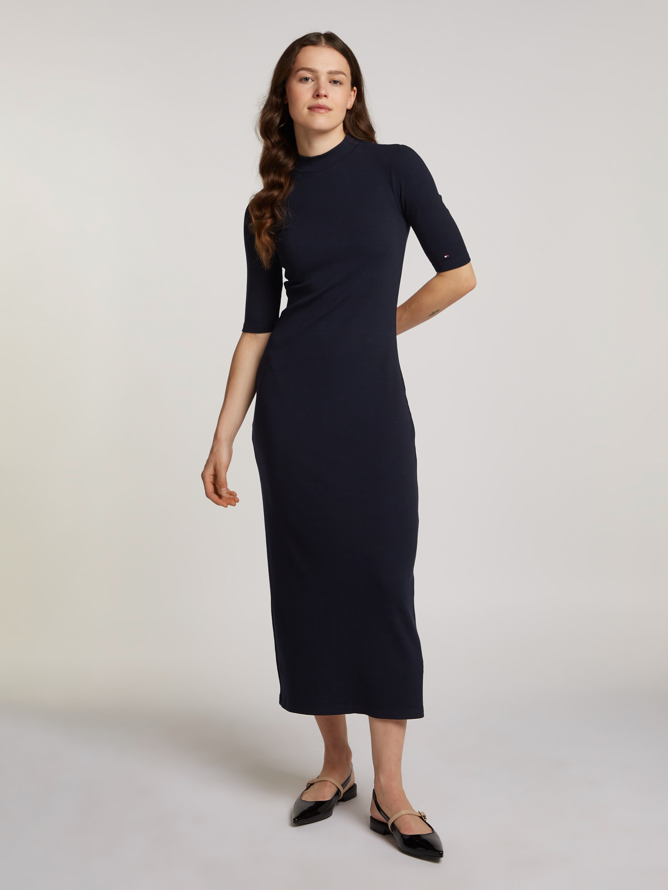 TOMMY HILFIGER Midikleid »SLIM 5X2 RIB MIDI DRESS 1/2«, mit gerippter Struktur, Logostickerei