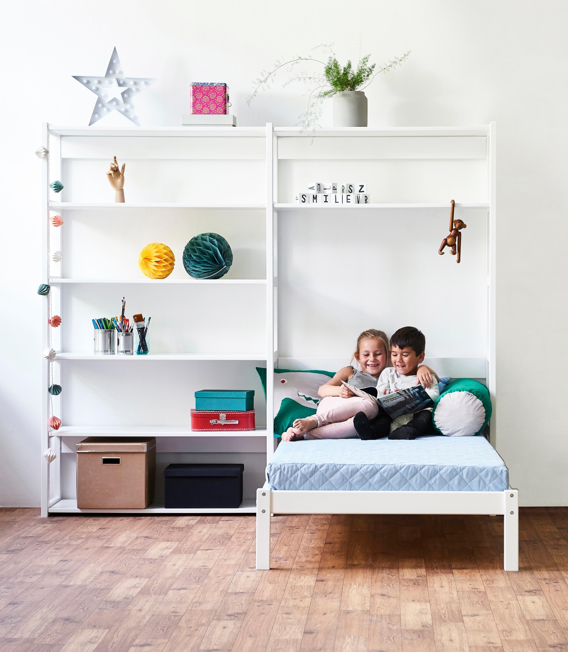 Hoppekids Jugendzimmer-Set »STOREY«, (Set, 16 St., Kinderbett, Rollrost, Schaummatratze, Regalsystem, 8 Einlegeböden)