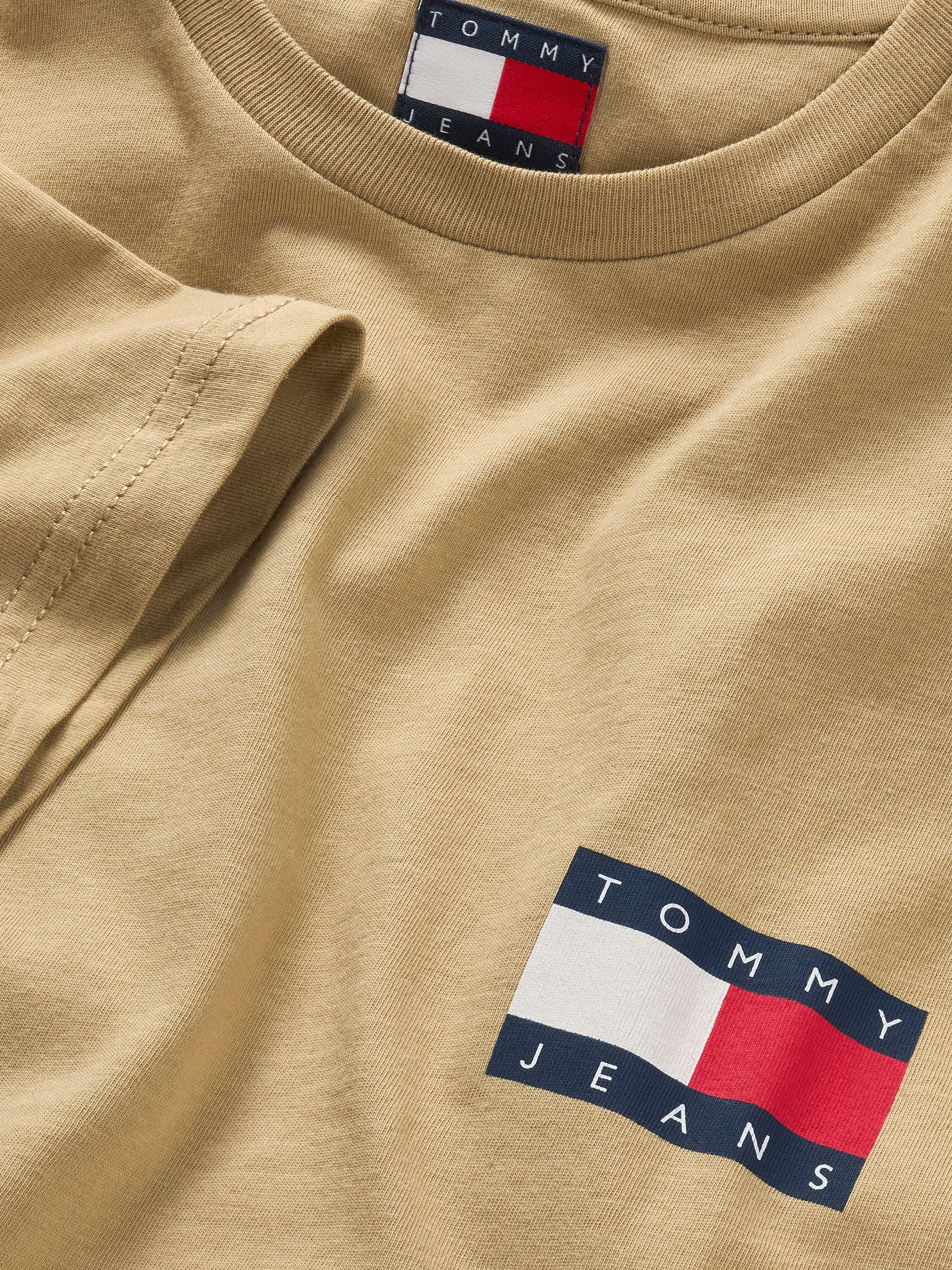 Tommy Jeans T-Shirt »TJM SLIM ESSENTIAL FLAG TEE EXT«, Mit Rundhalsausschnitt