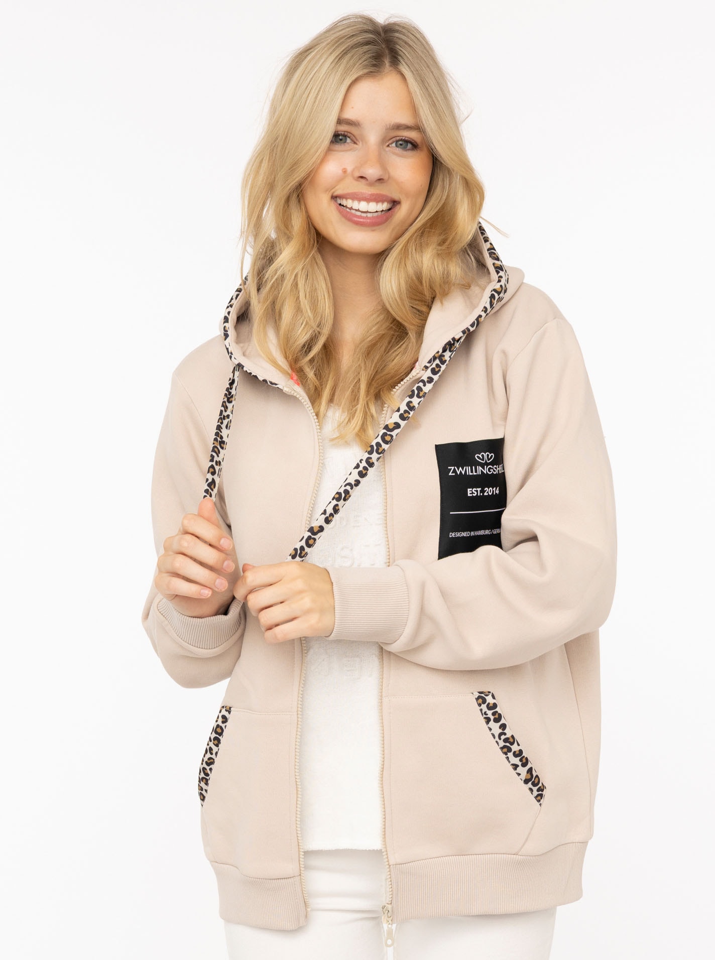 Zwillingsherz Kapuzensweatjacke ""Zwillingsherz Leo"" Leomuster Details, durchgehender Reißverschluss, Kapuze, Taschen