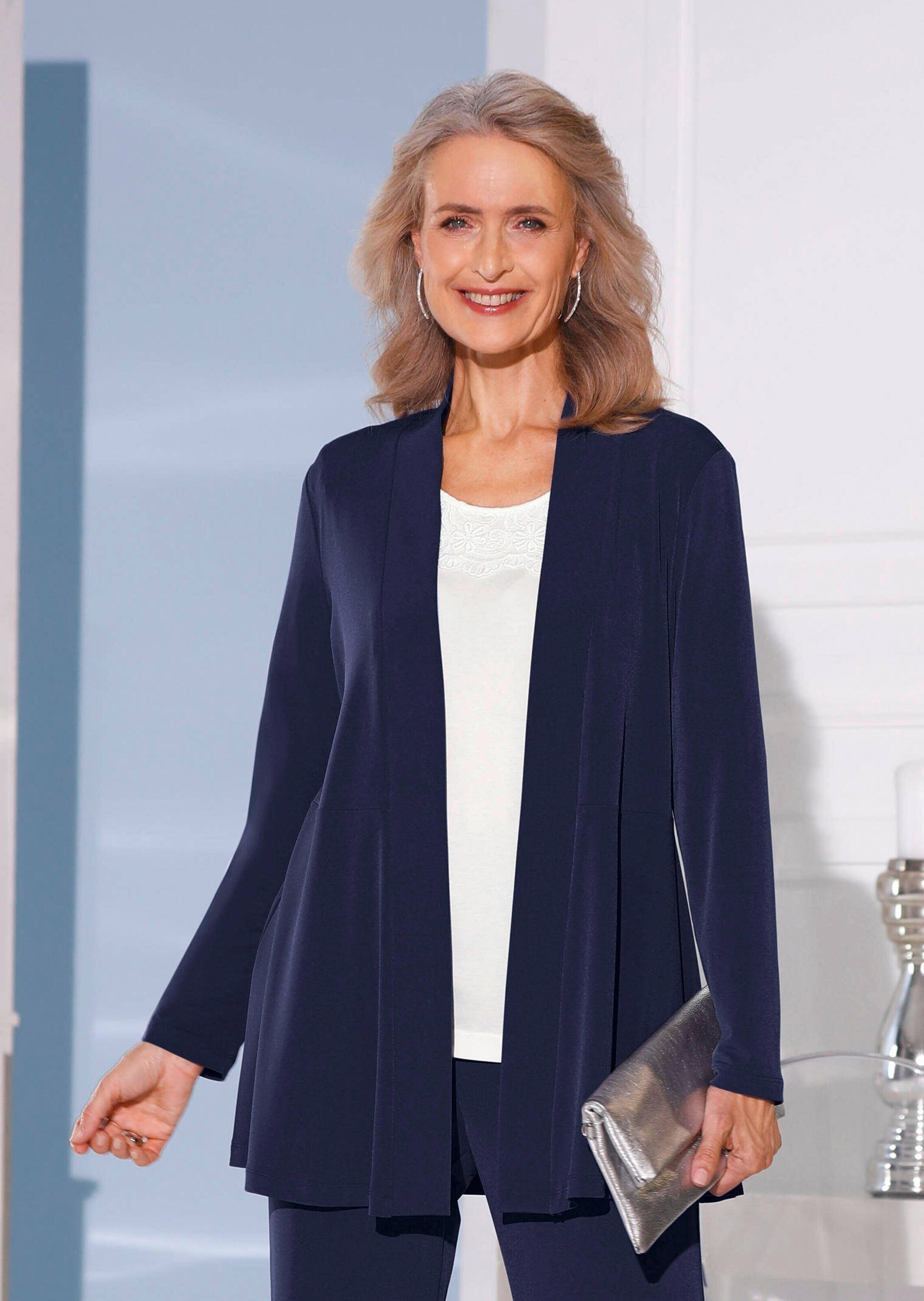 Sweatjacke GOLDNER "Leichte Shirtjacke lila mit Stretch", Damen, Gr. 50, blau (marine), Obermaterial: 95% Polyester PES. 5% Elasthan EL., festlich, normal, Tubular, Sweatjacken Sweatjacke, Mit Teilungsnaht hinten für eine elegante Weite 2