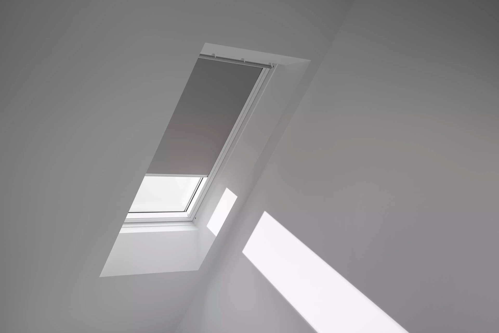 VELUX Verdunklungsrollo »DKL 0705SWL«, verdunkelnd, ohne Bohren, in Führungsschienen, Stoff grau mit alufarbenen Führungsschienen & Griffleiste
